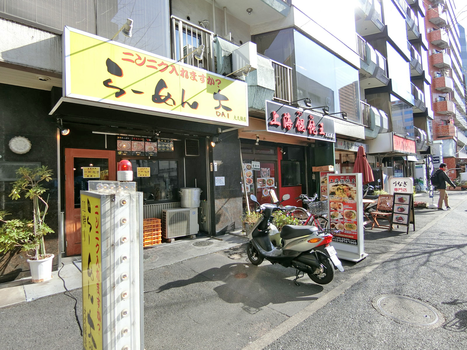 付近には飲食店が充実