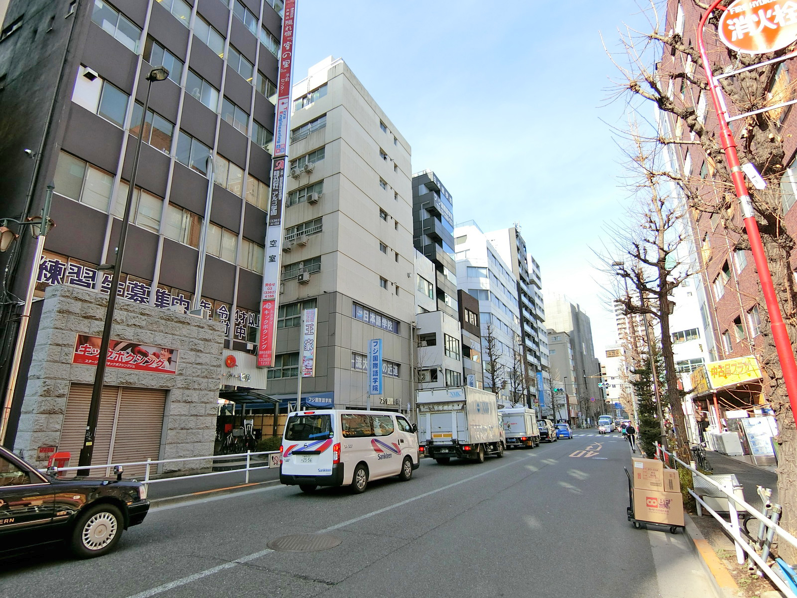 小滝橋通り沿いに立地