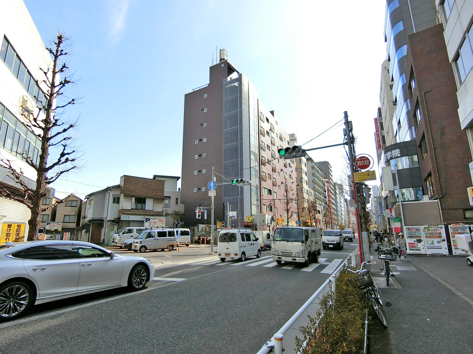 小滝橋通り沿いに立地