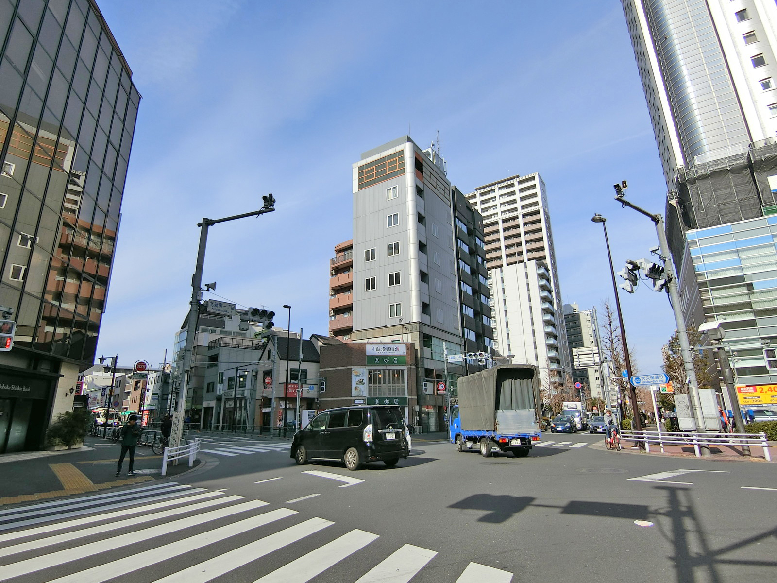 大久保通り沿いに立地