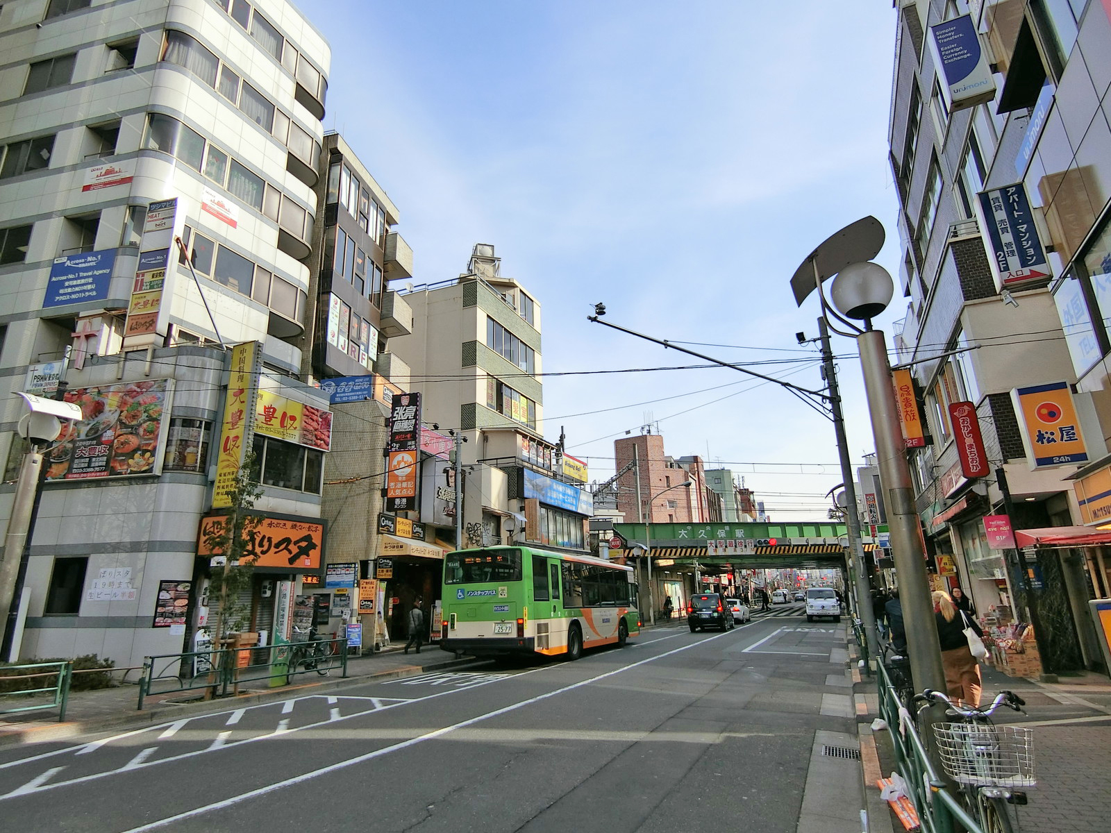 大久保通り沿いに立地