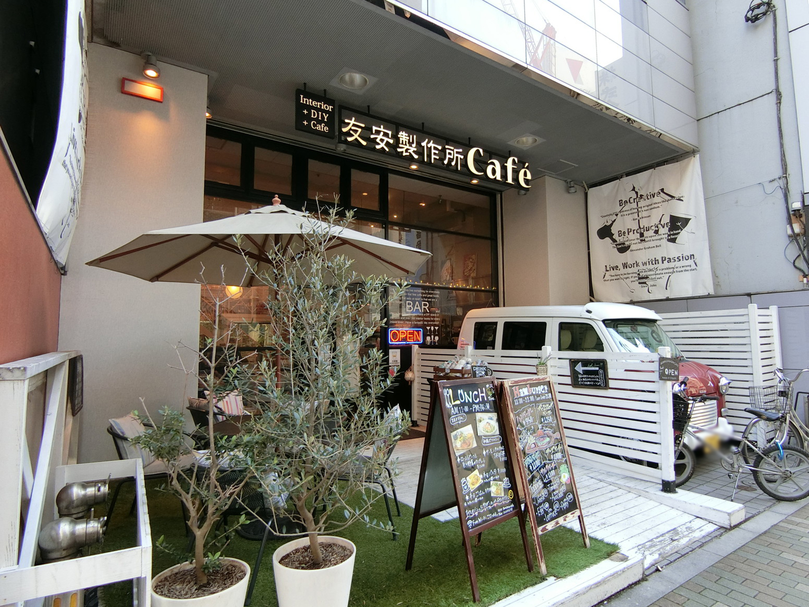 周辺は飲食店が豊富なエリア