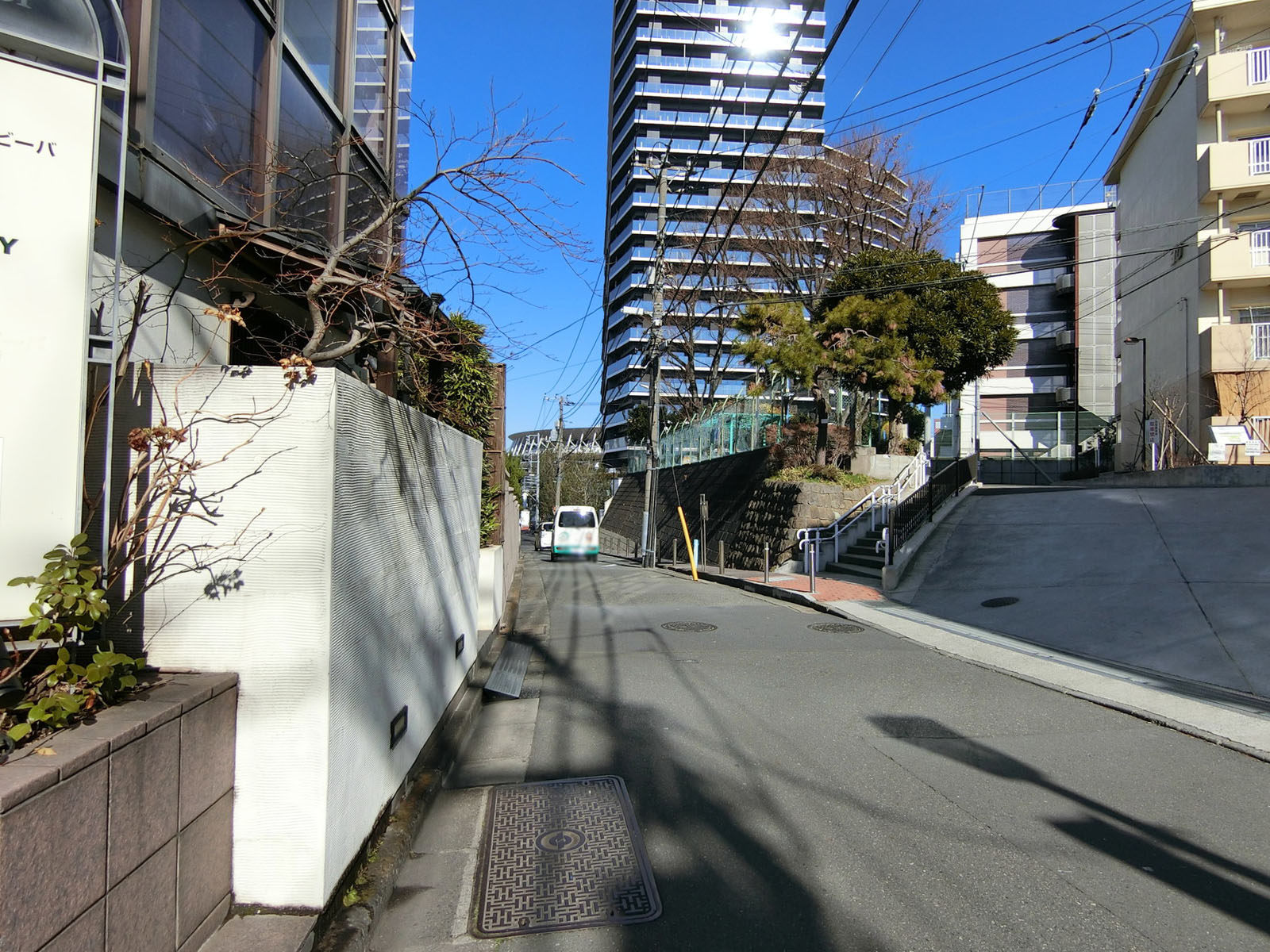 ヒルトップ神宮前前面の通り