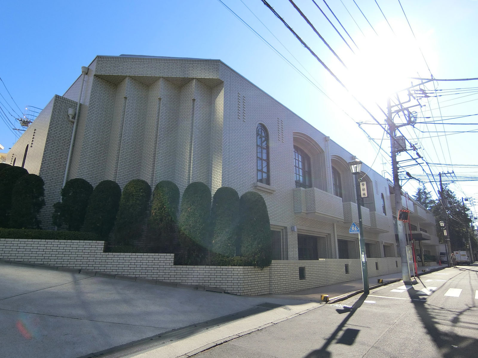 ビル前の国学院高等学校