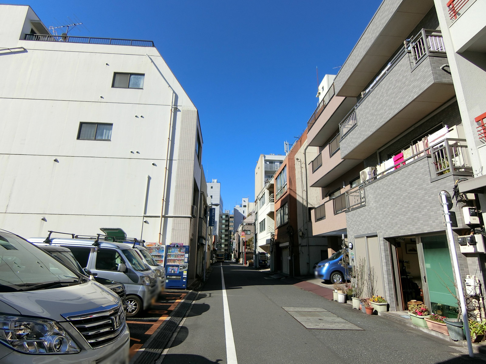 片桐ビル前面の通り