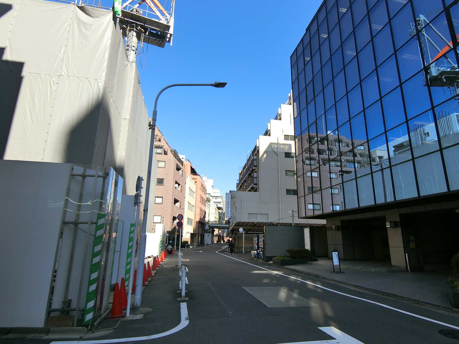 マキリバーサイドビル前面の通り