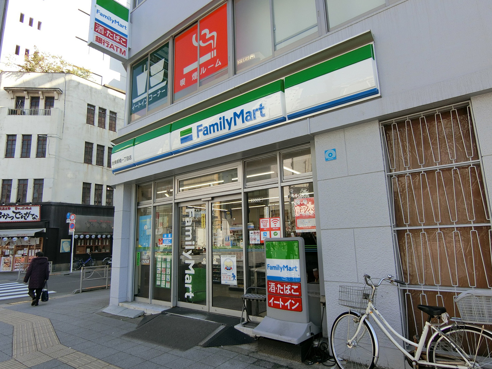 徒歩4分のファミリーマート