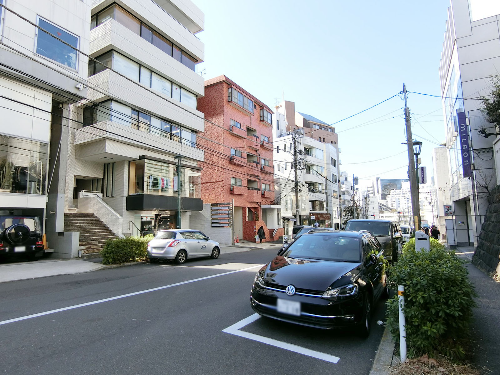 神宮前ファッションビル前面の通り