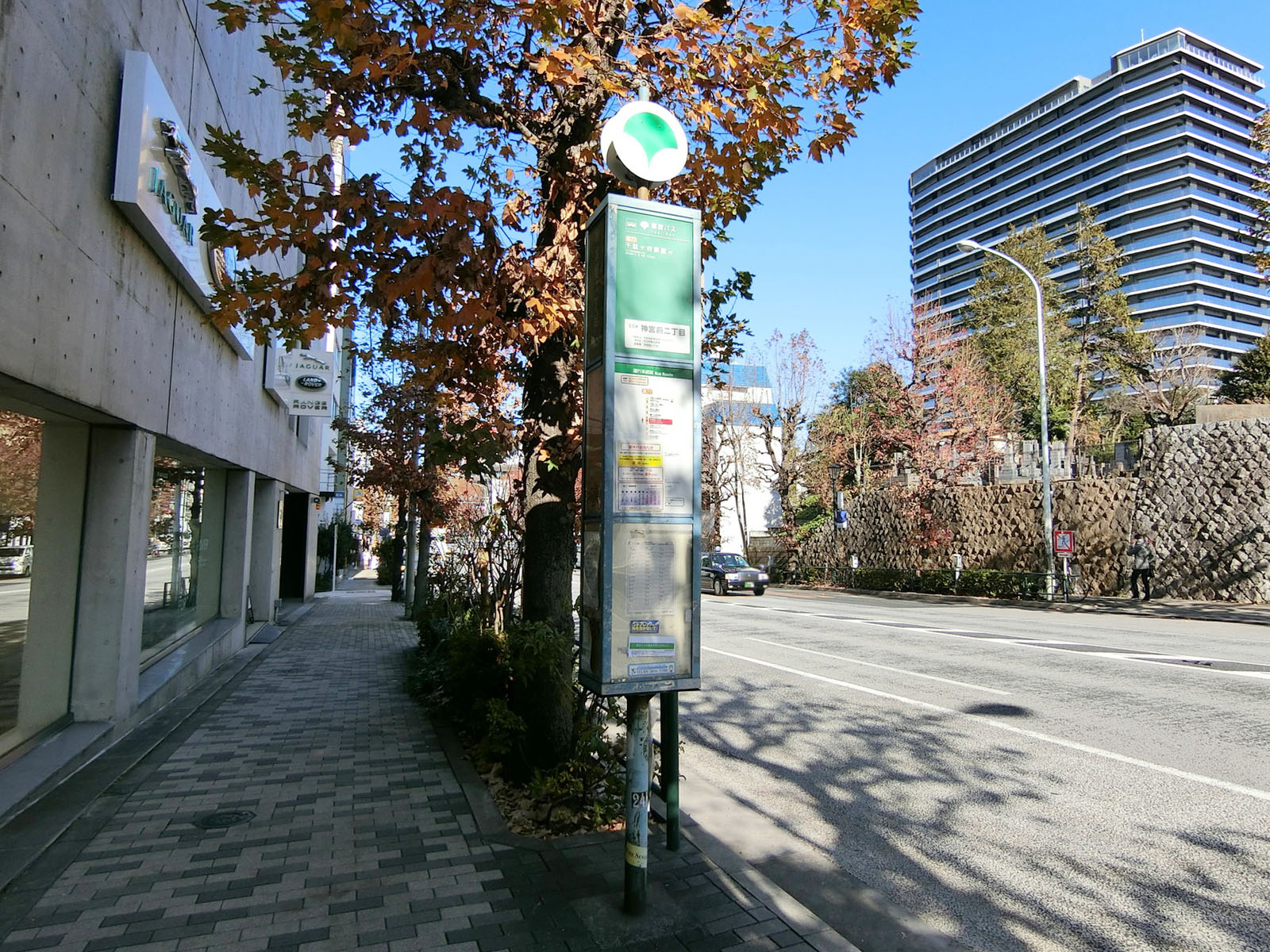 ビル前のバス停