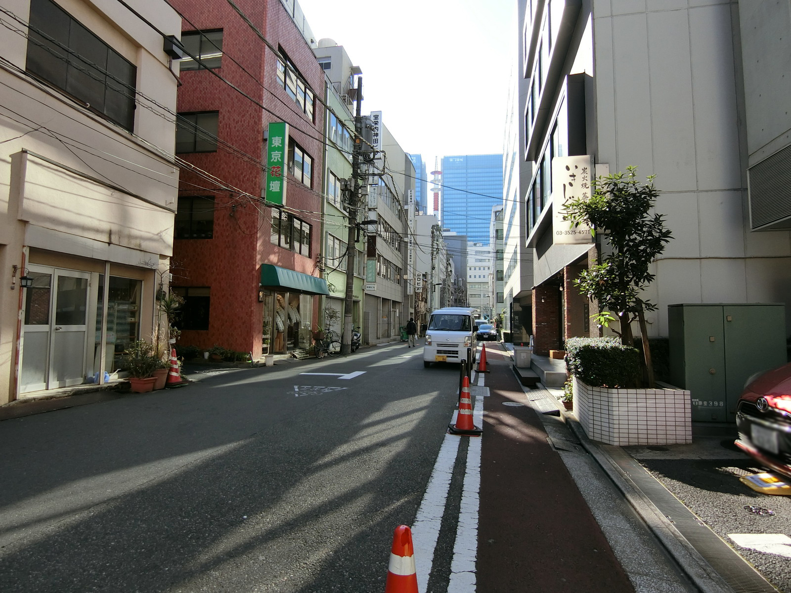 プレミアステージ内神田前面の通り