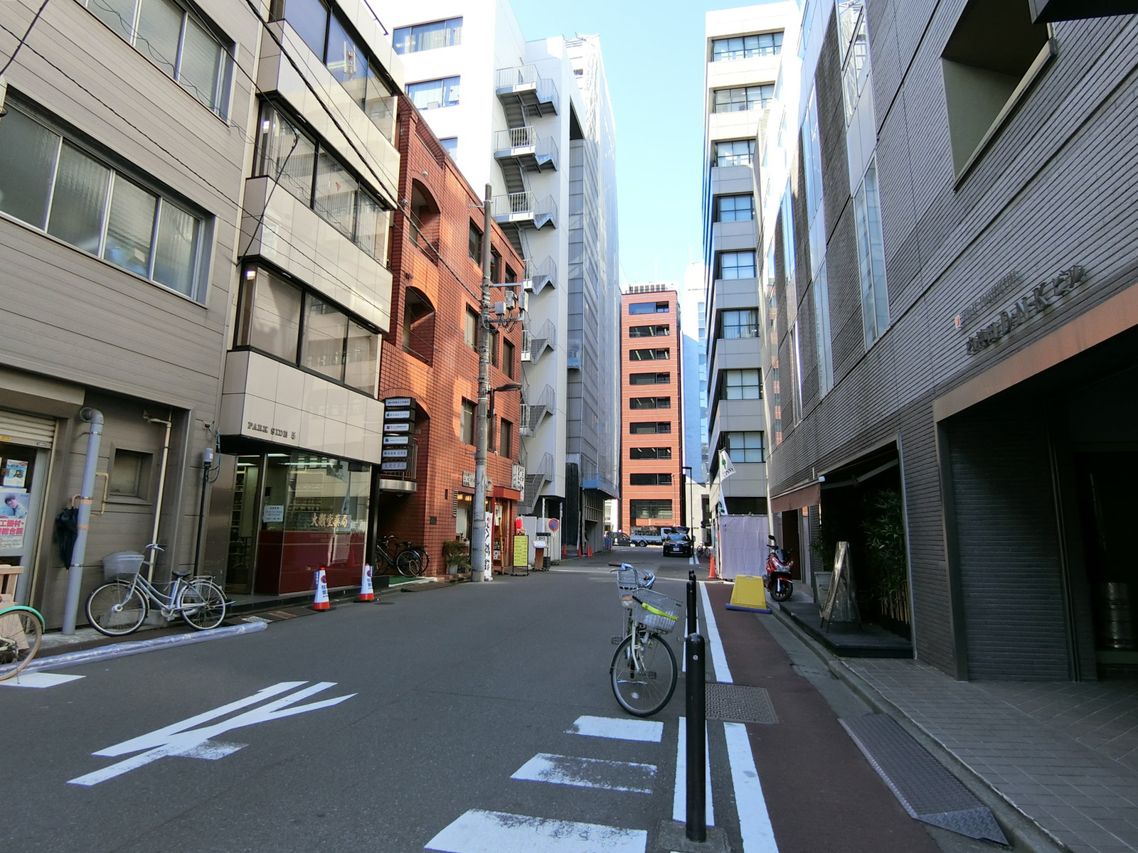 安輝ビル前面の通り