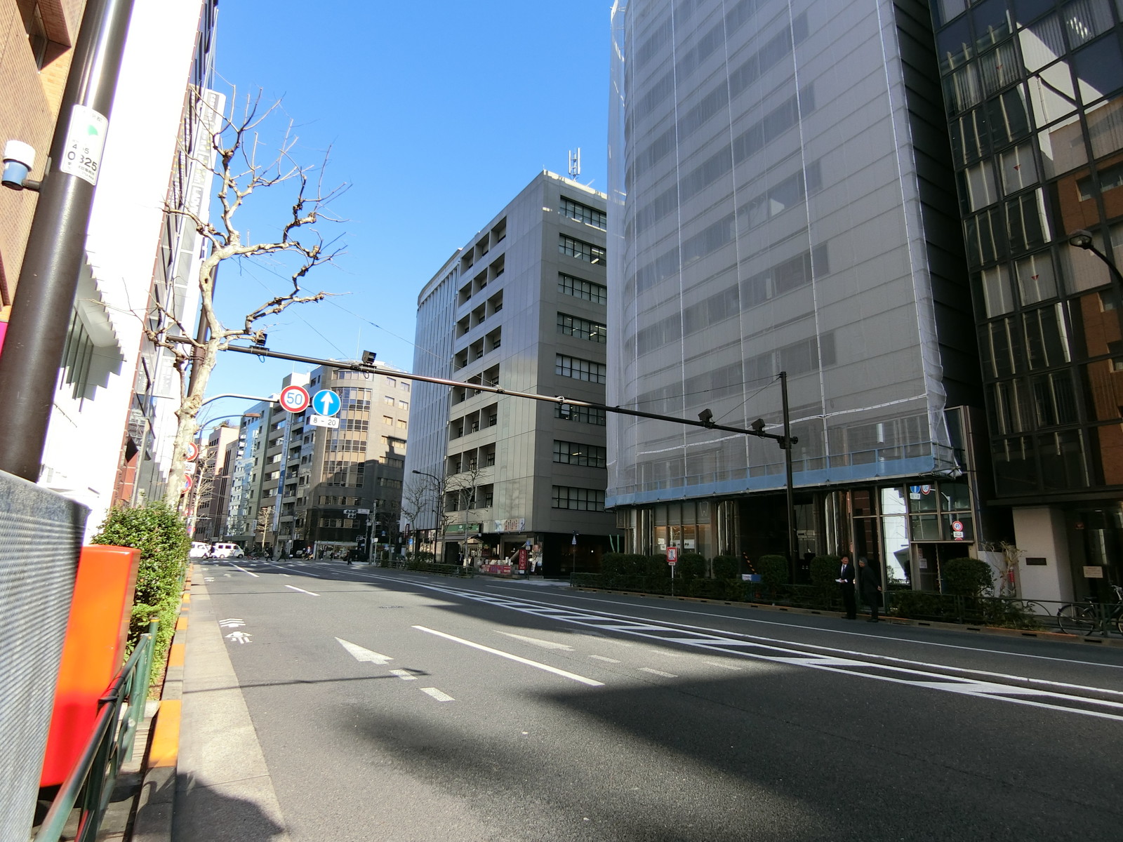 翔和No.8神田ビル前面の外堀通り