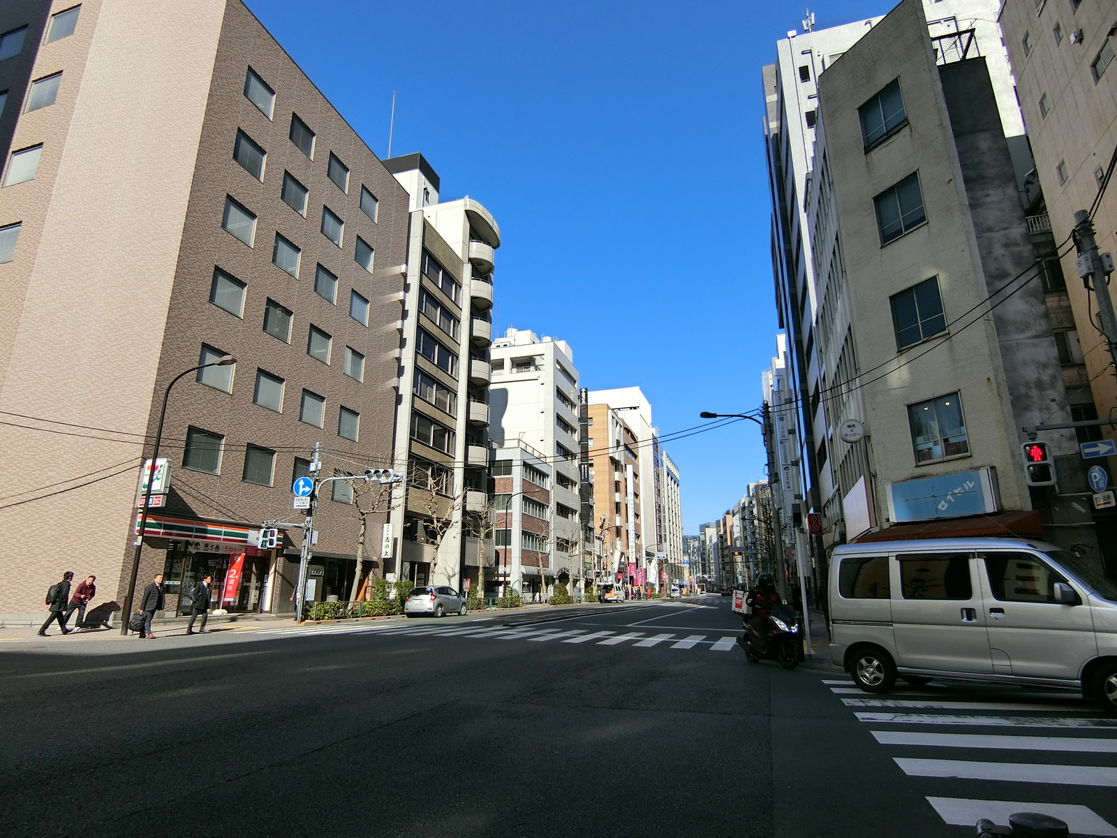 柴田ビル前面の外堀通り