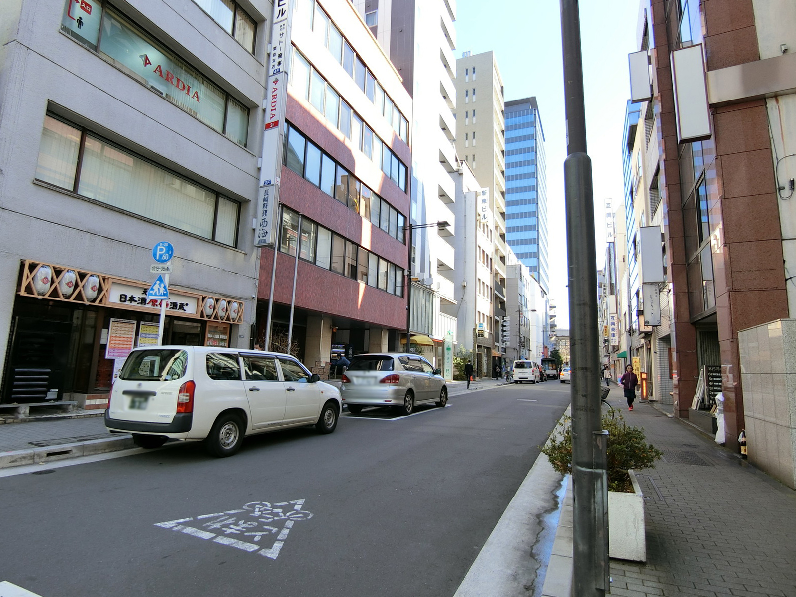 新内神田ビル前面の通り