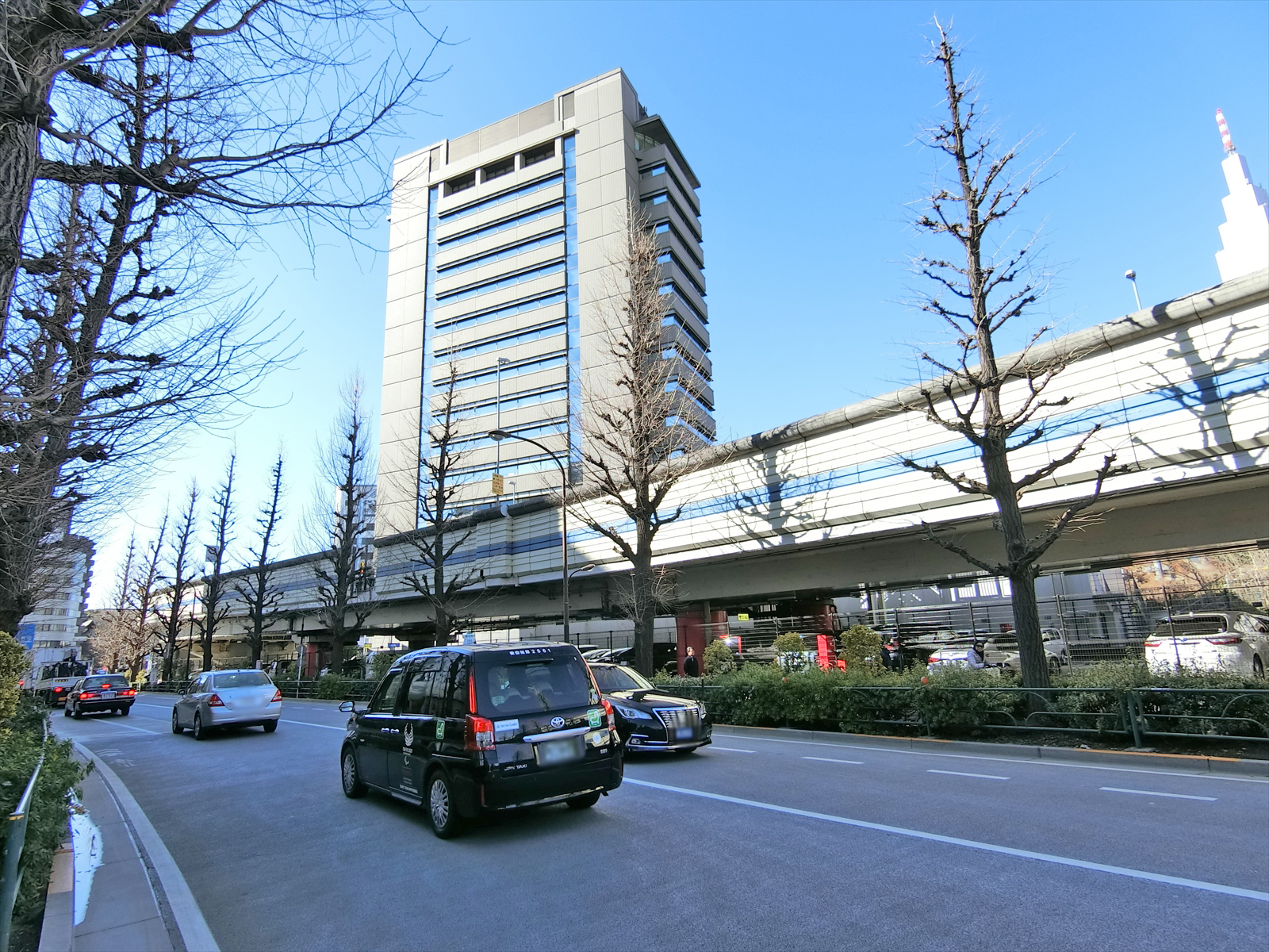 大通り沿いに立地