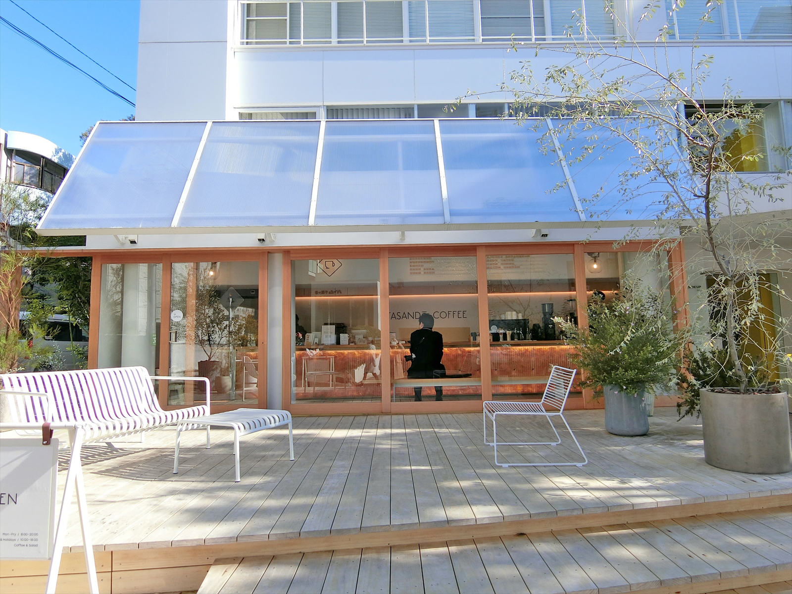 隣のカフェ「KITASANDO COFFEE」