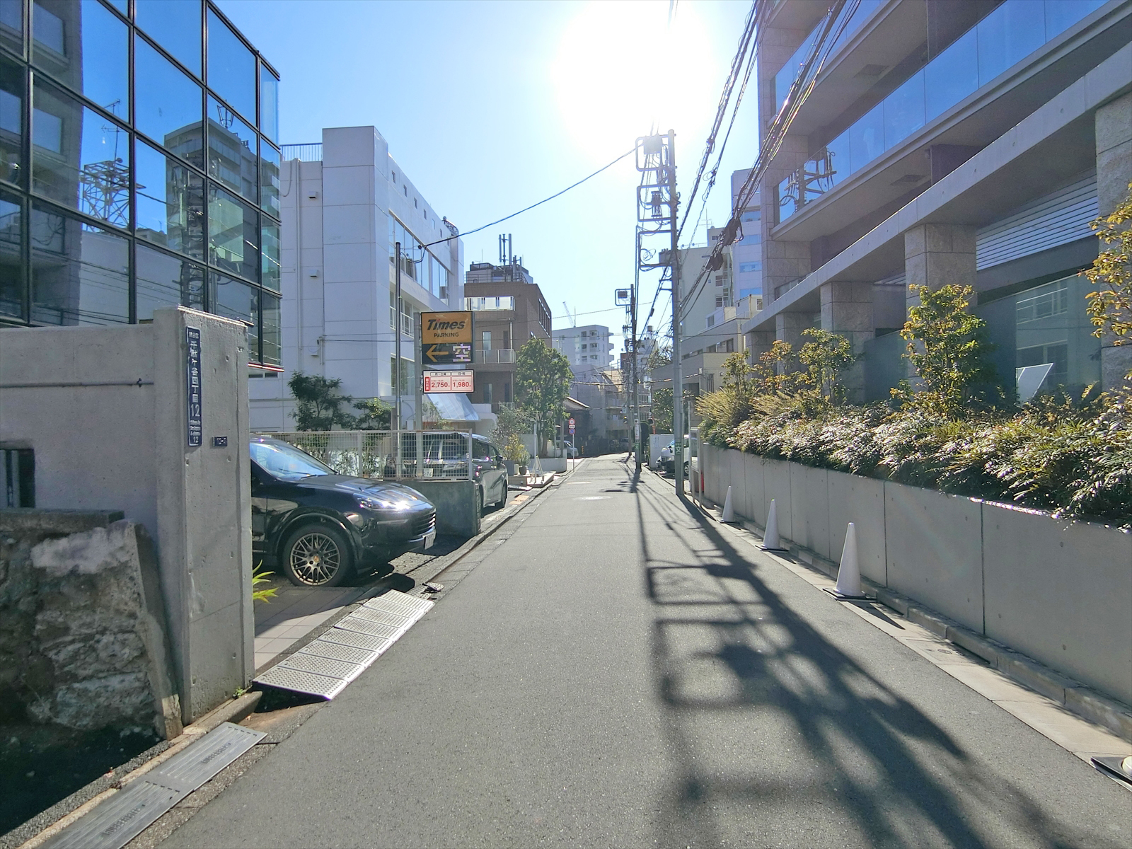 ブルースカイ千駄ヶ谷前面の通り