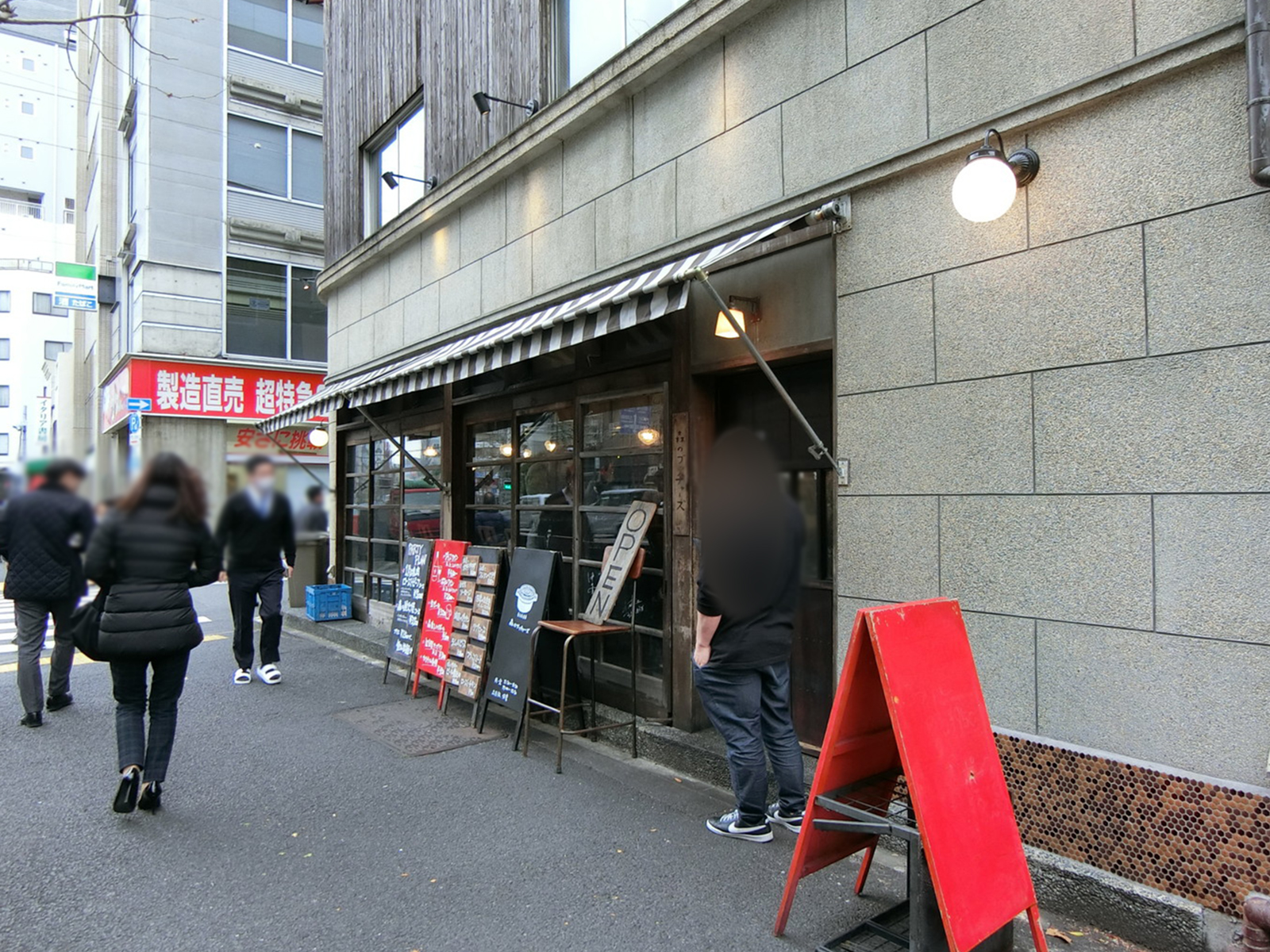 周辺は飲食店が点在するエリア