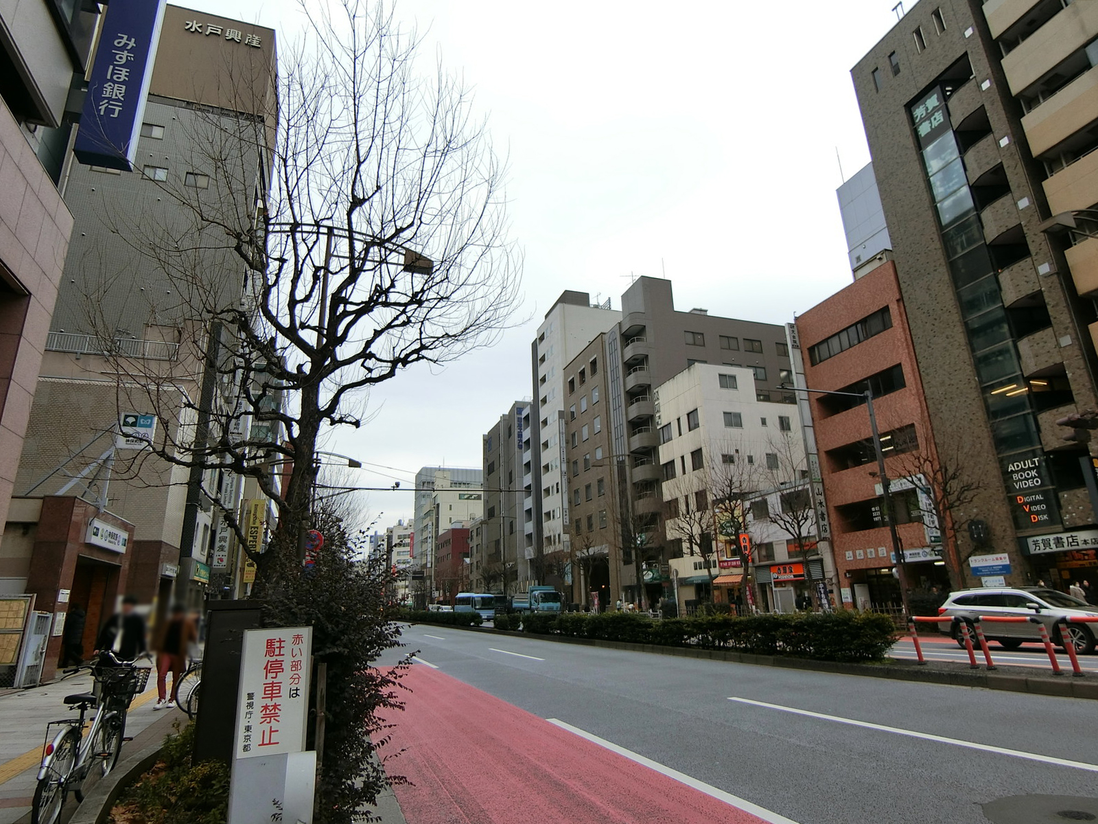北沢ビル前面の靖国通り