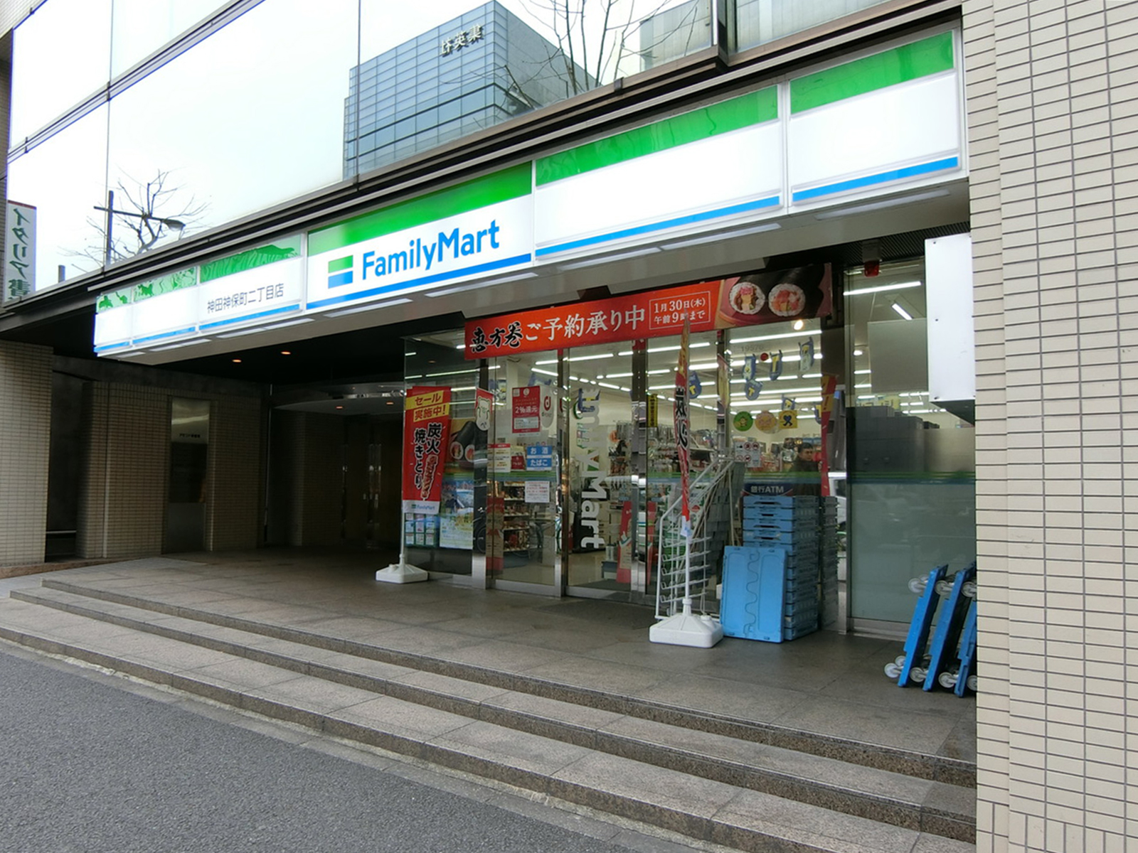 徒歩2分のファミリーマート