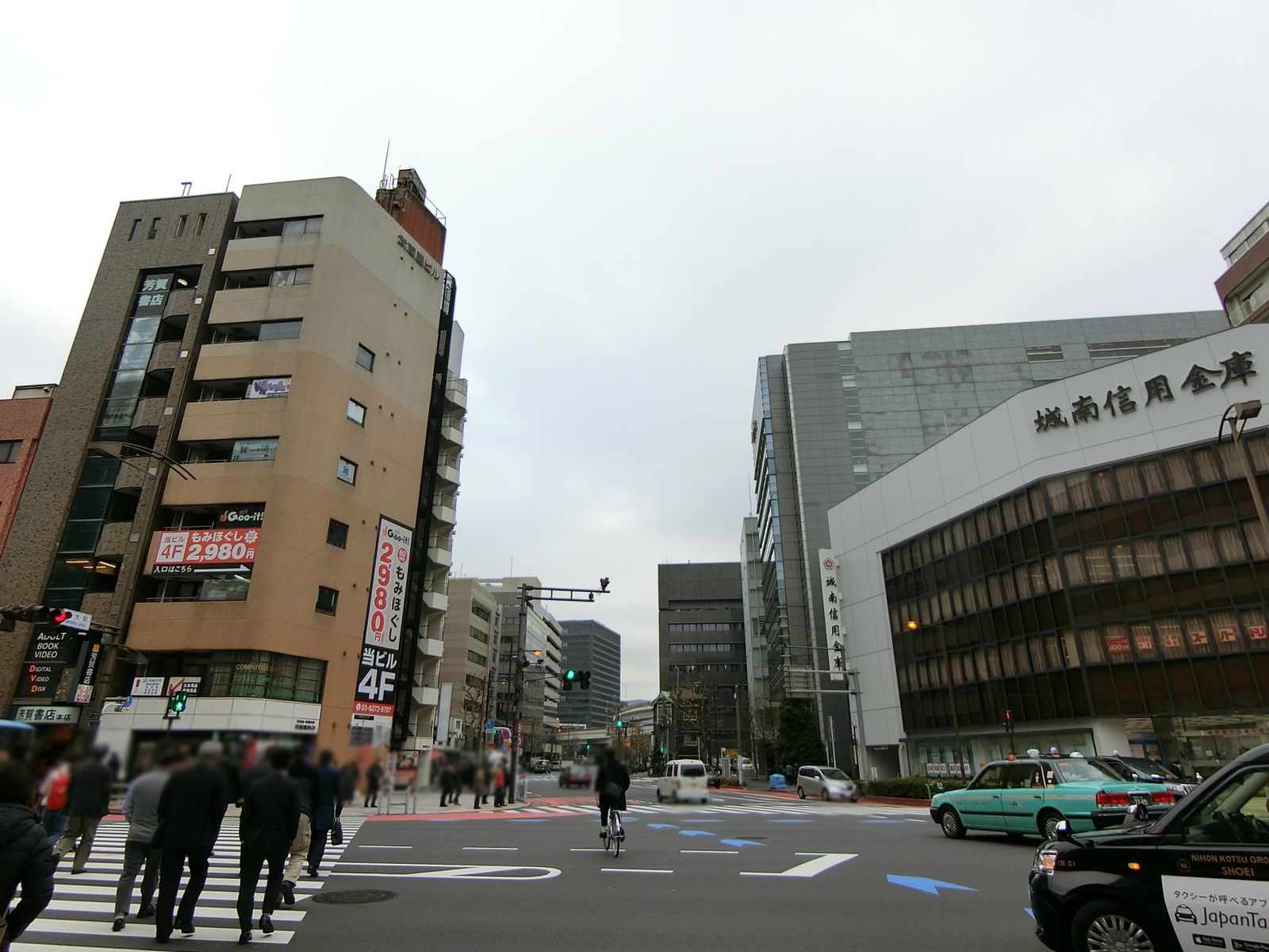 日建神保町ビル前面の専大前交差点