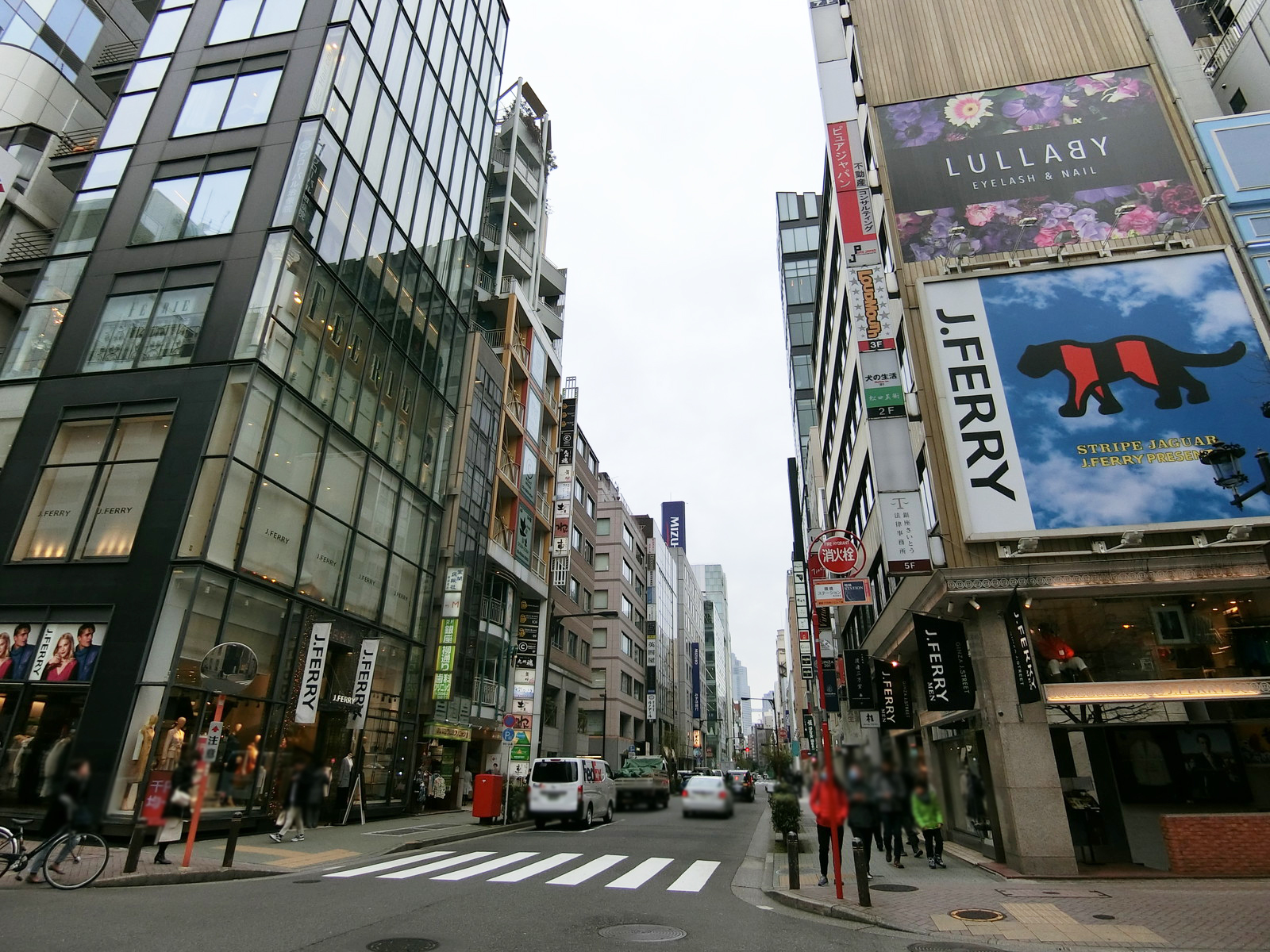 銀楽ビル前面の銀座柳通り