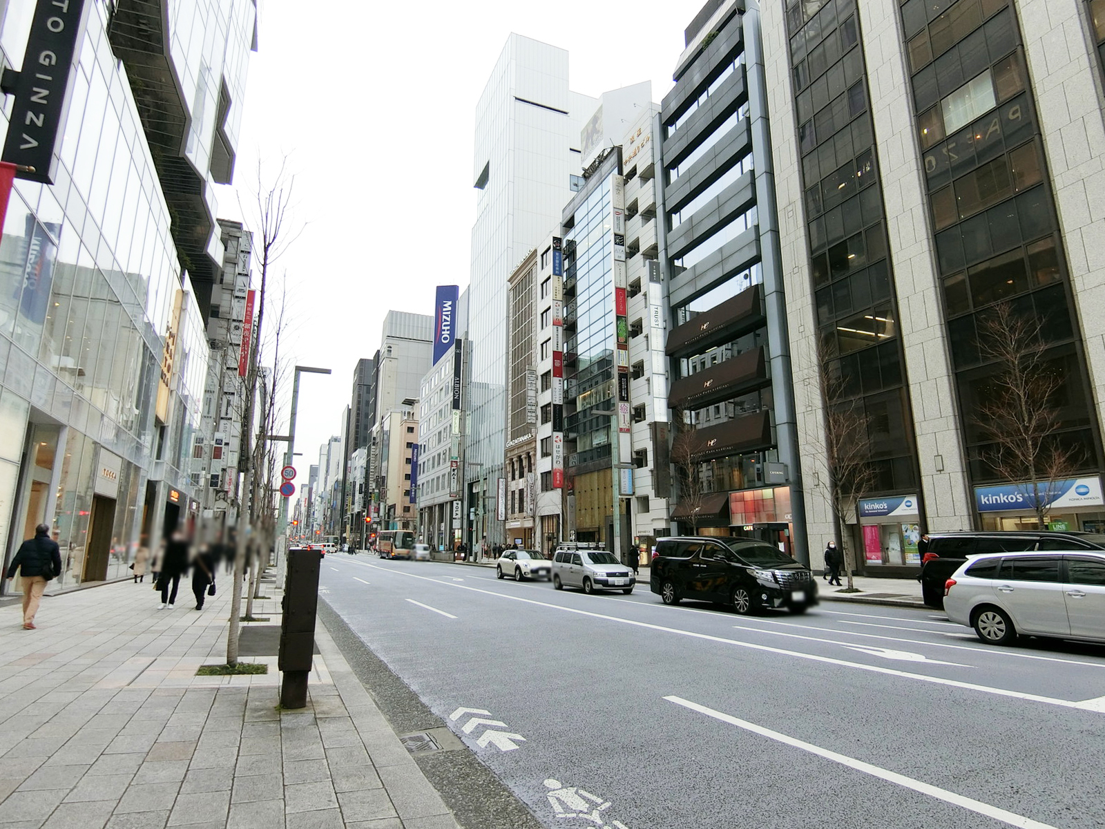 銀座タニザワビル前面の中央通り