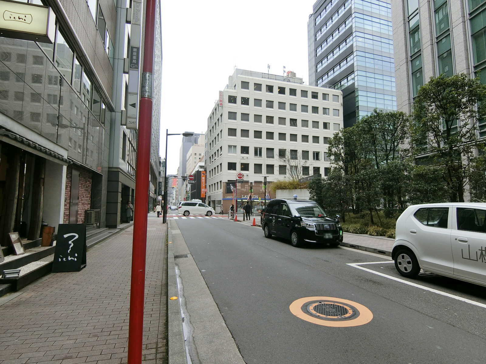 峯田ビル前面の通り
