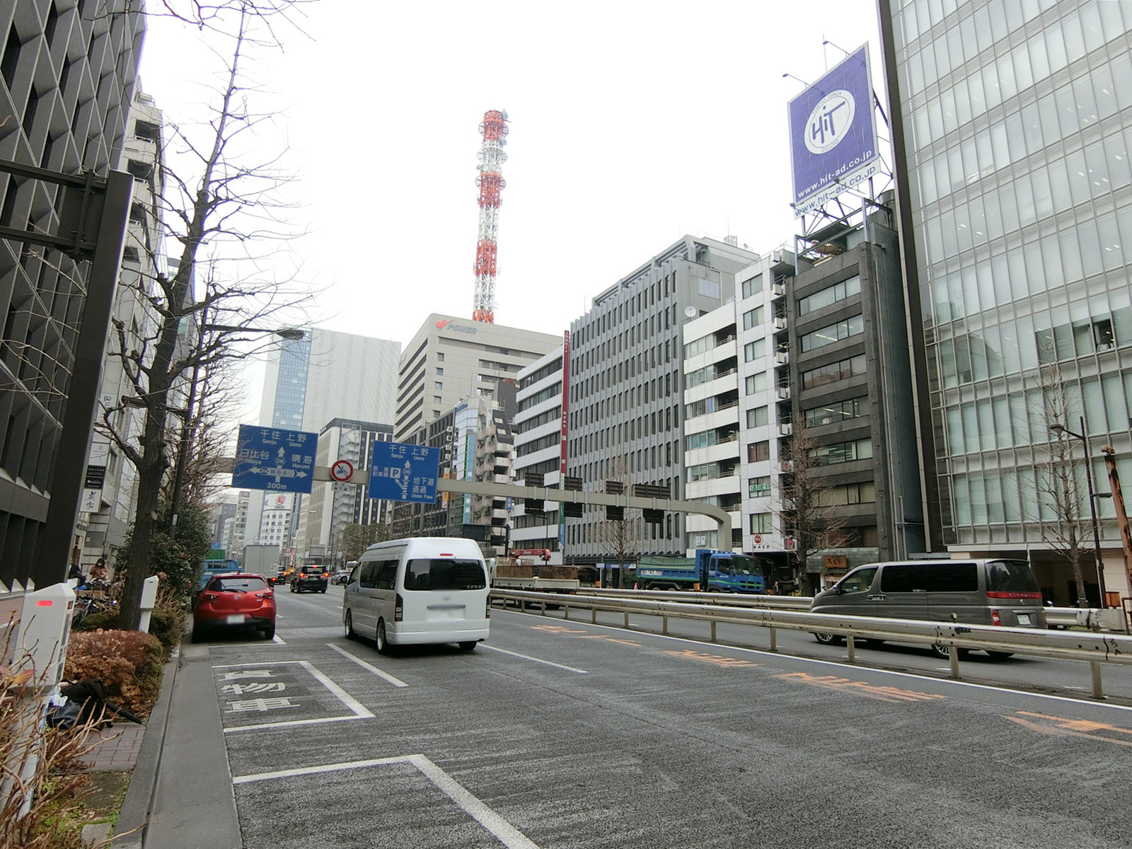 ビル前の昭和通り