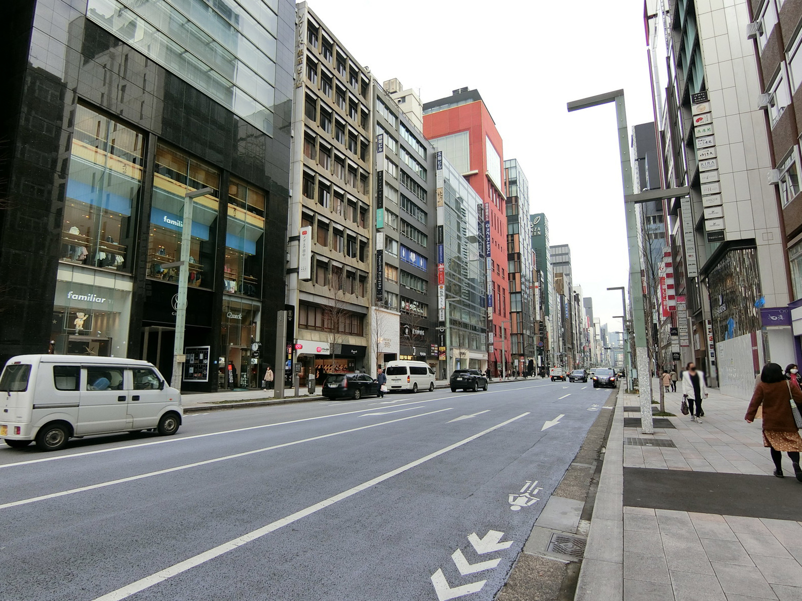 銀座リヨンビル前面の中央通り