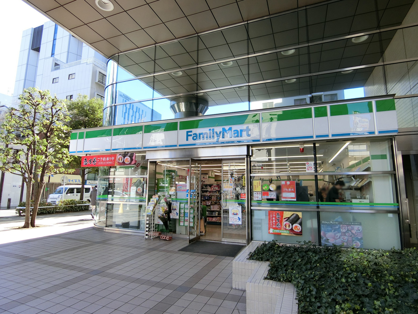 向かいの並びのファミリーマート芝二丁目店
