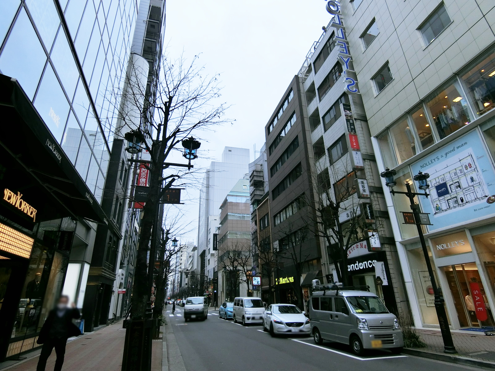 銀座コスミオンビル前面の並木通り