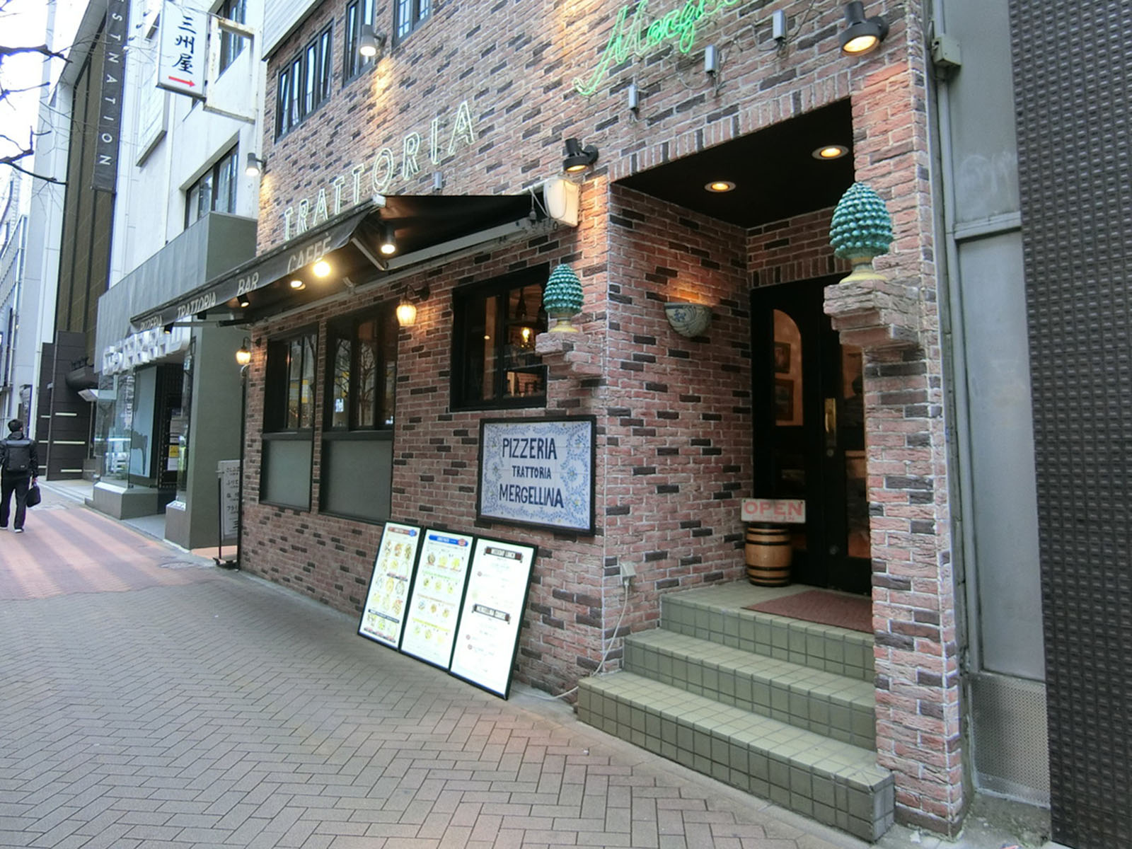 周辺は飲食店が豊富なエリア