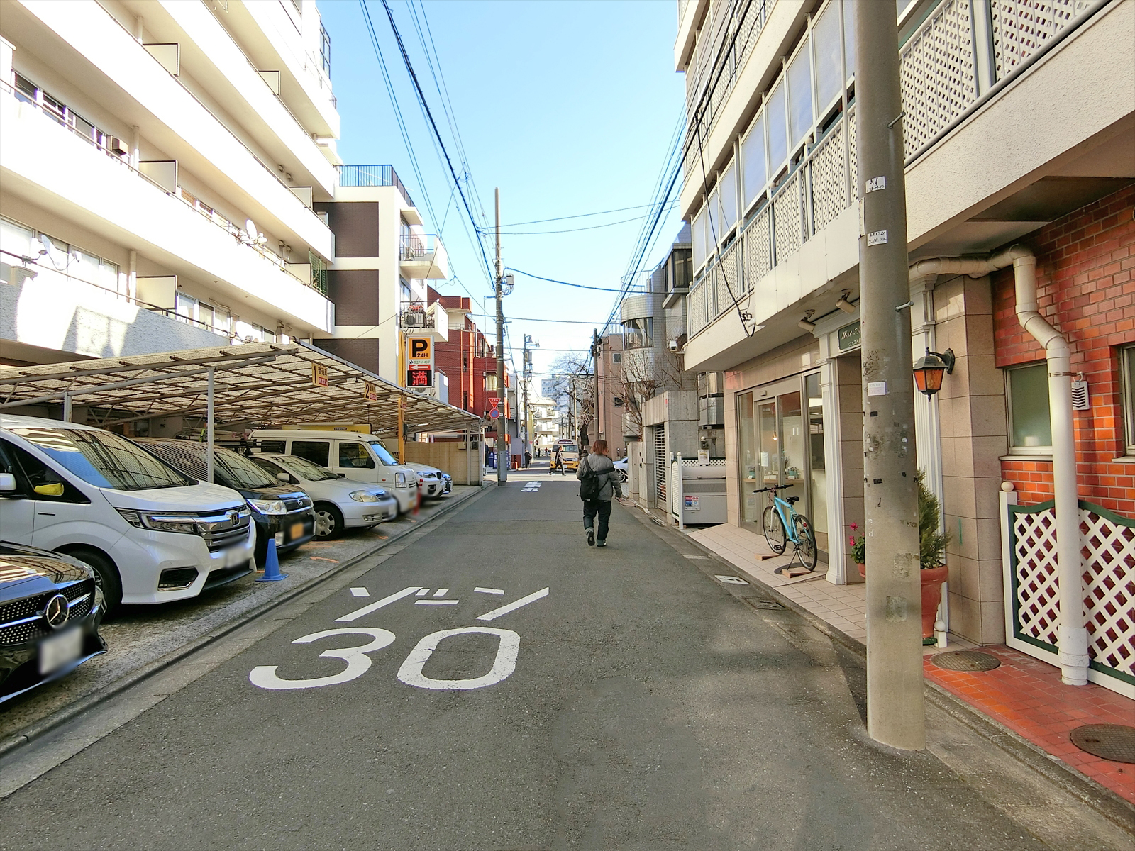 ウェスト青山前面の通り