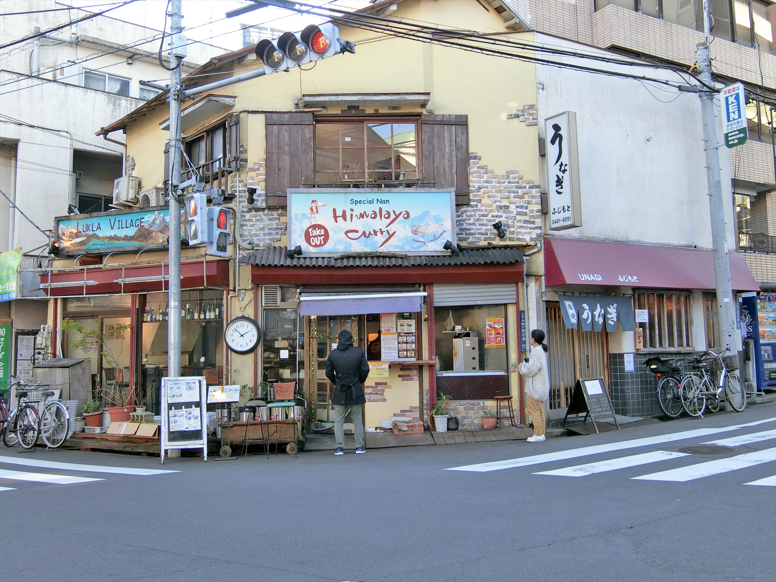 付近には飲食店が充実