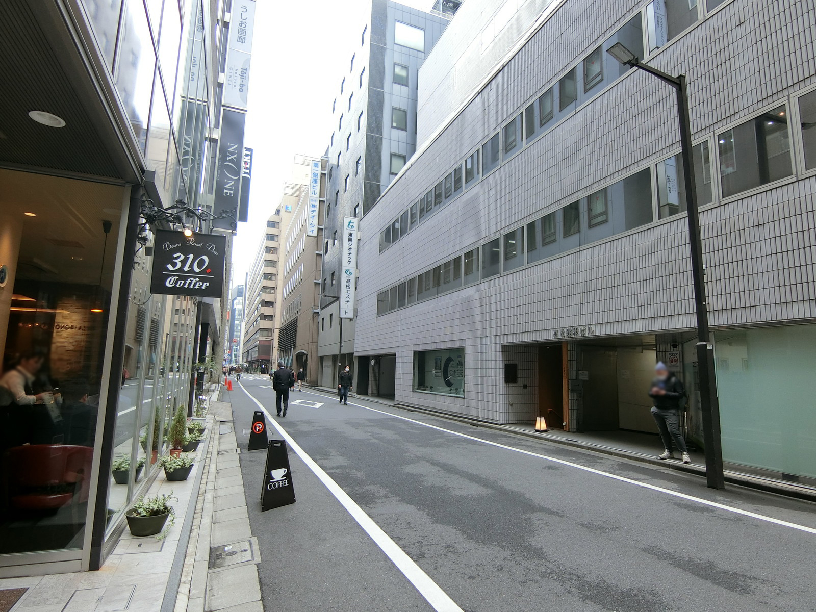 GINZA ISONOビル前面の通り