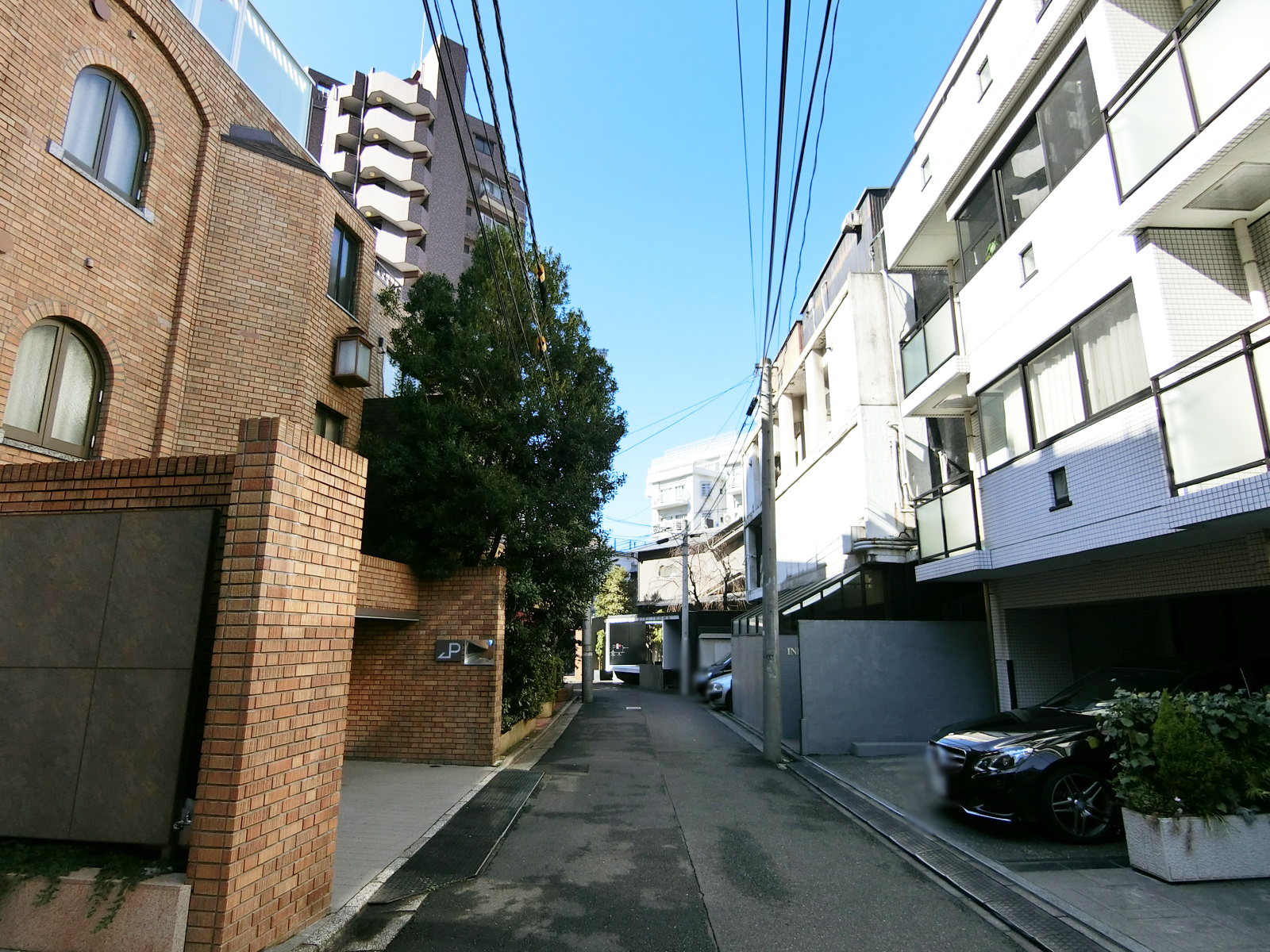 周辺は静かな住宅街