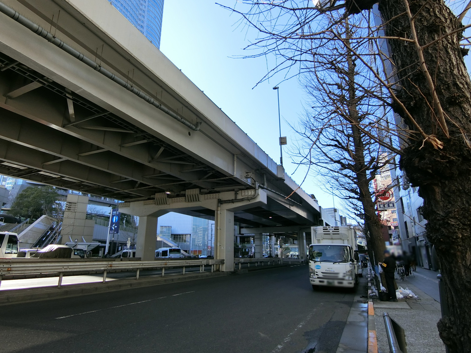 DMビル前面の六本木通り