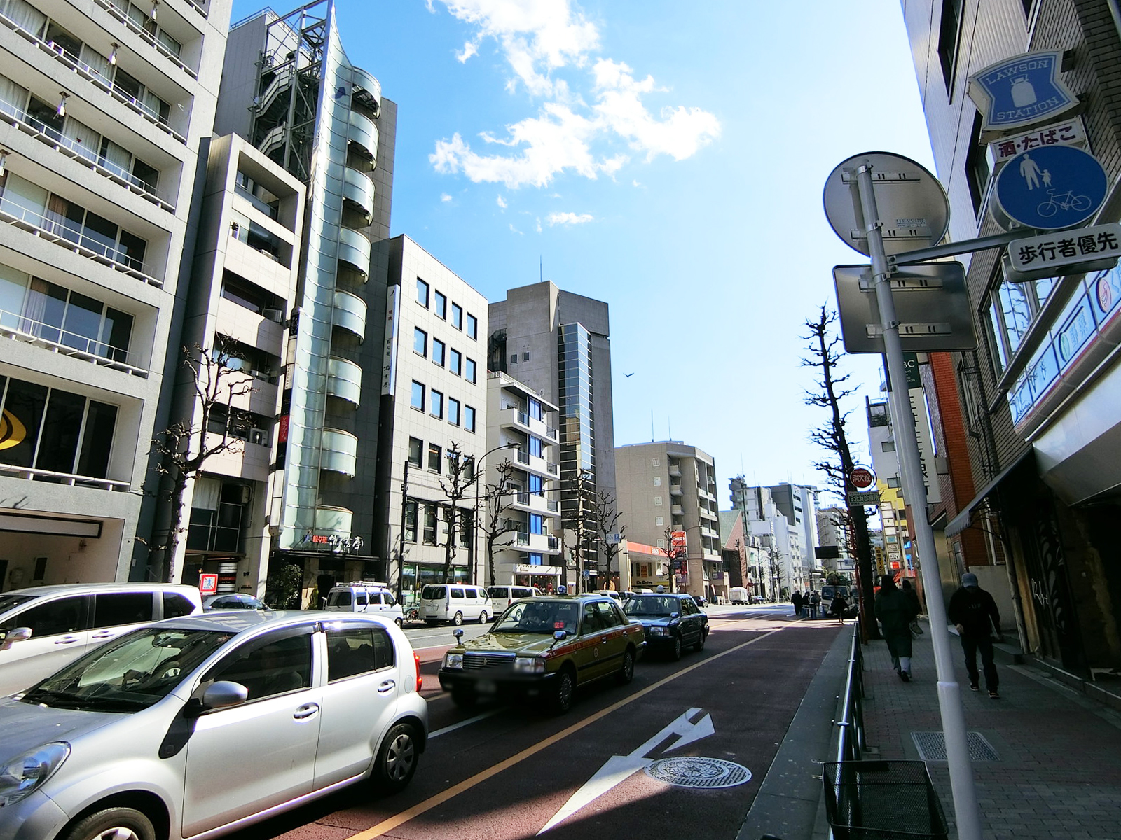 三王商会西麻布ビル前面の通り