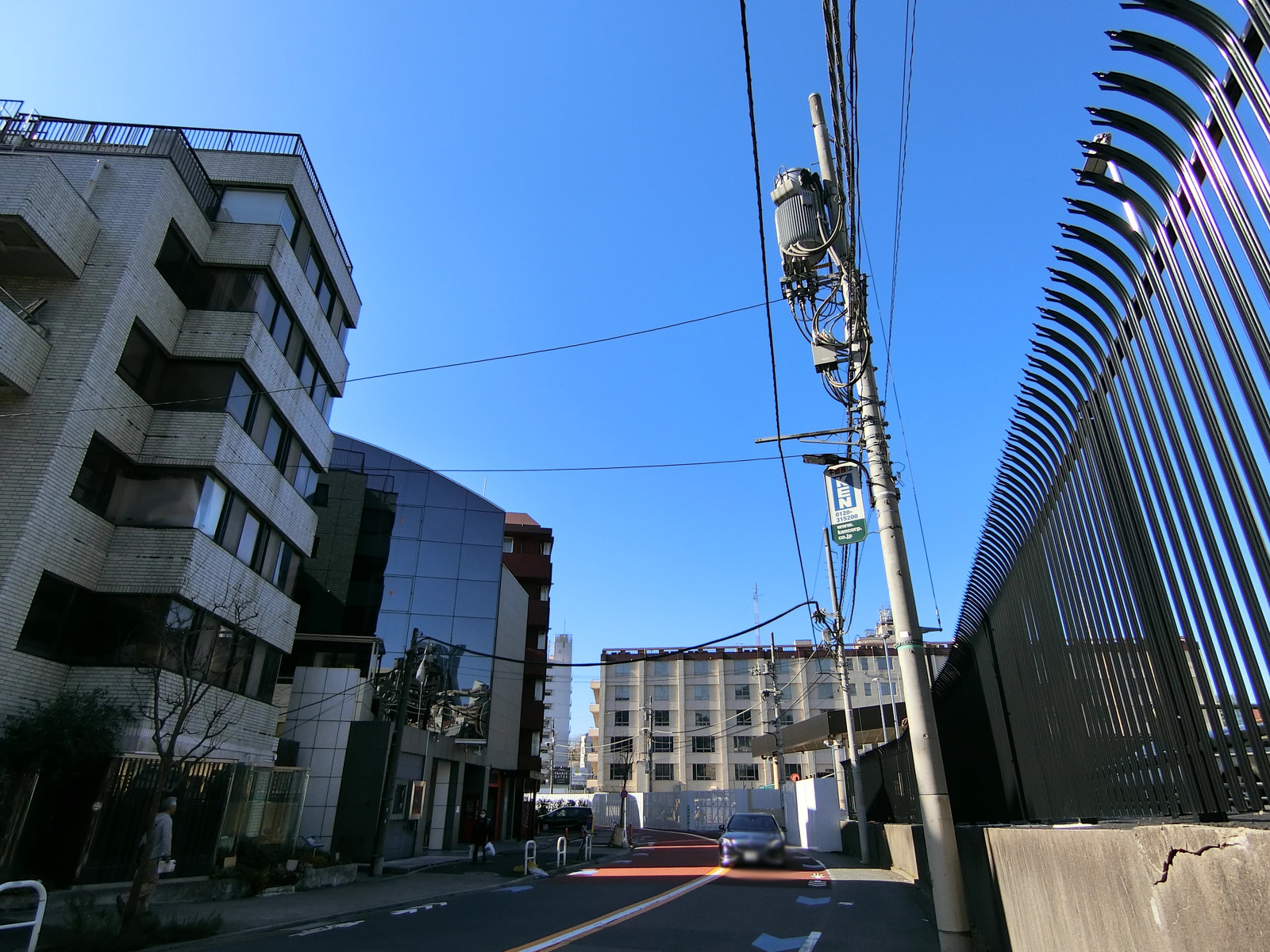 西麻布NKビル前面の星条旗通り