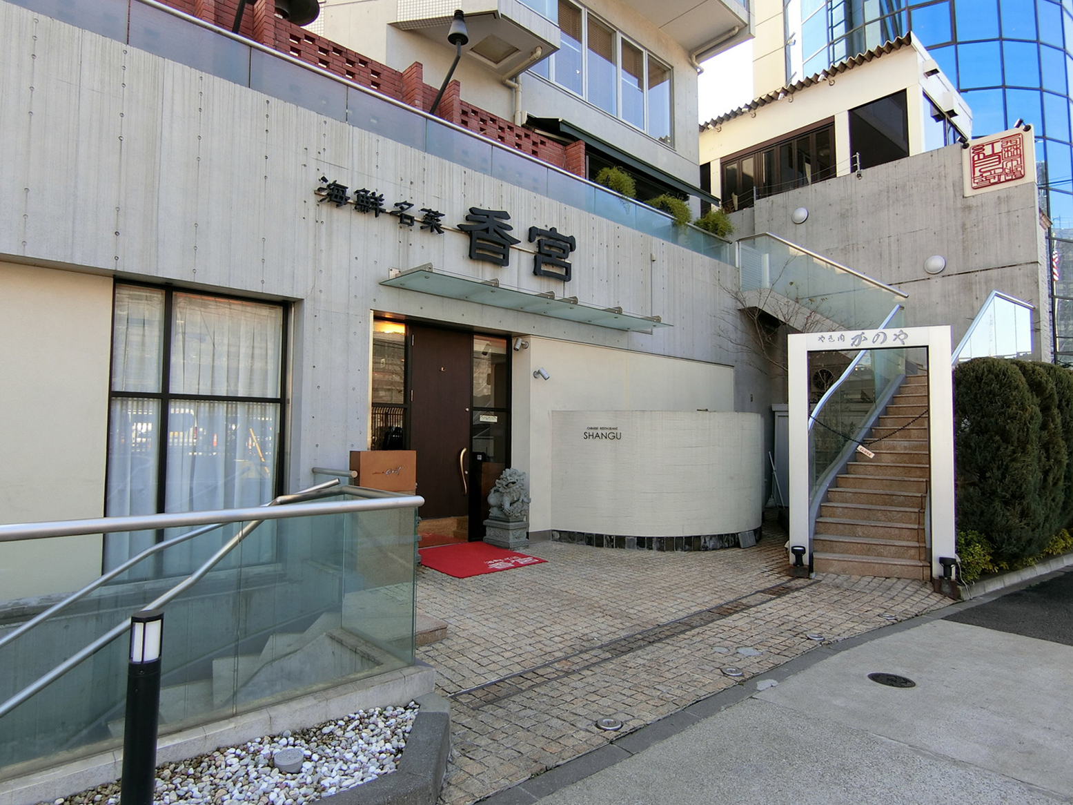 付近には飲食店あり
