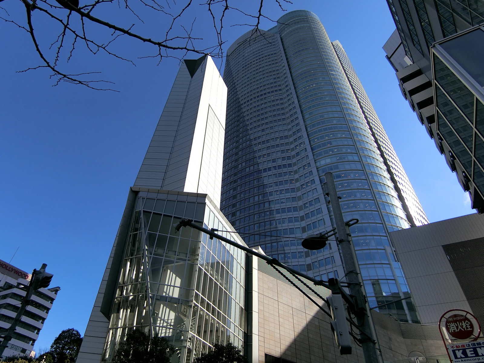付近の六本木ヒルズ