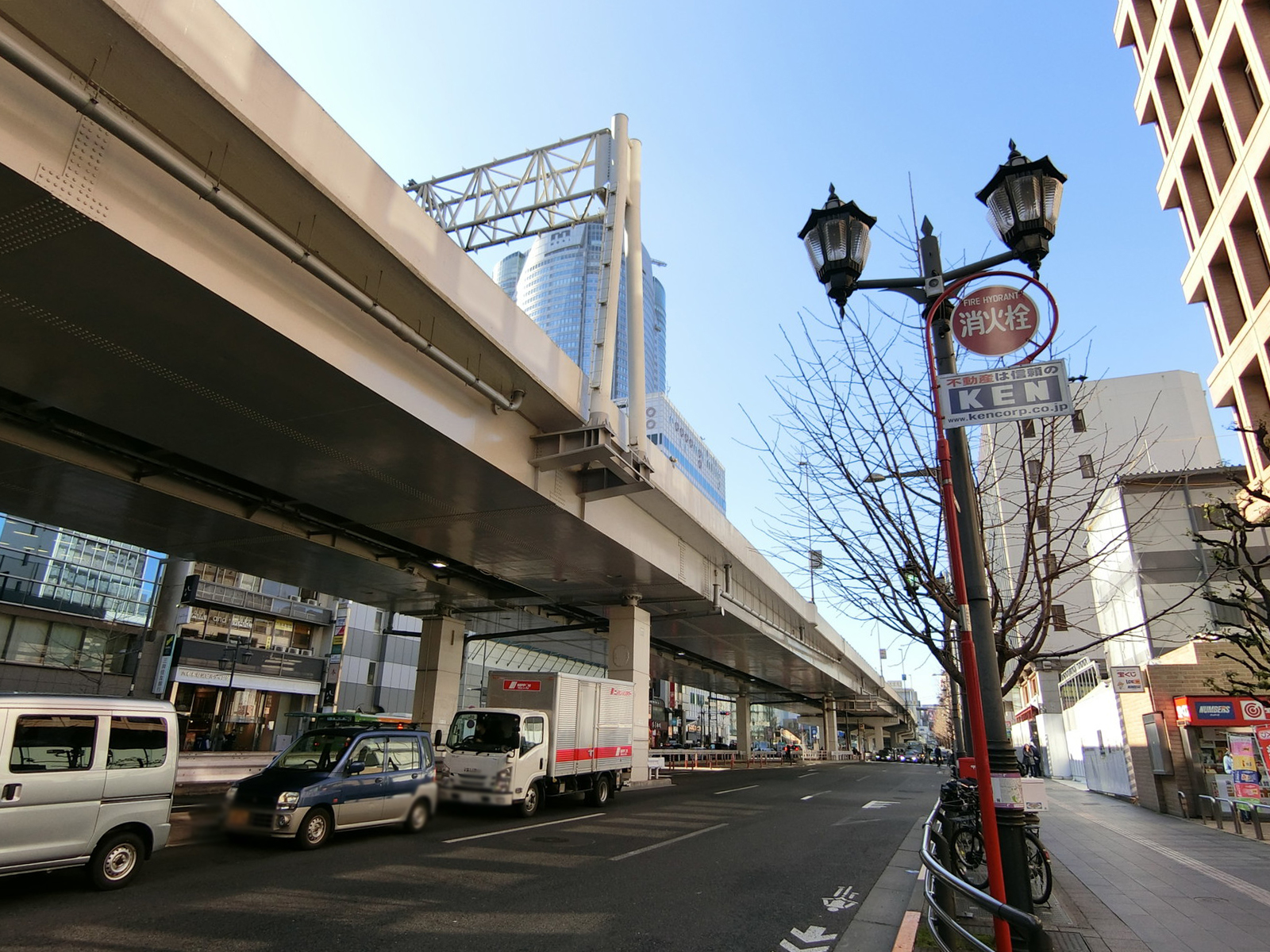 A7ビル前面の六本木通り