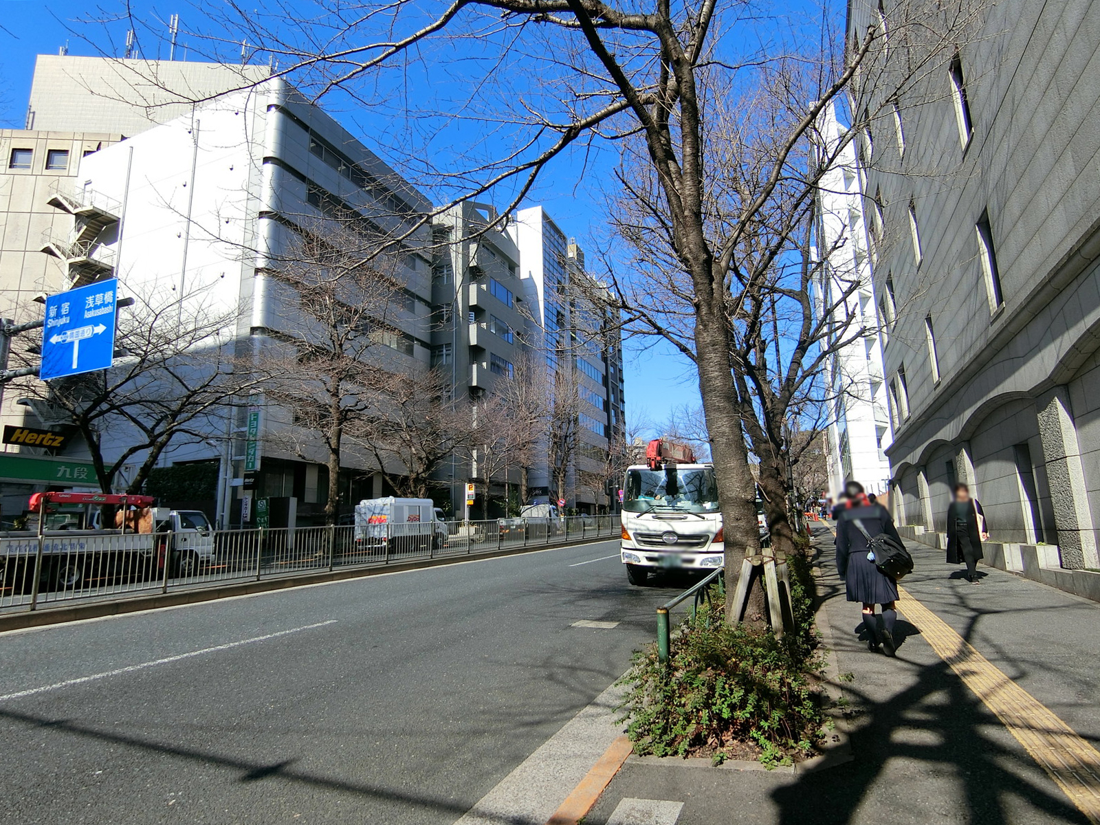 青葉第二ビル前面の内堀通り