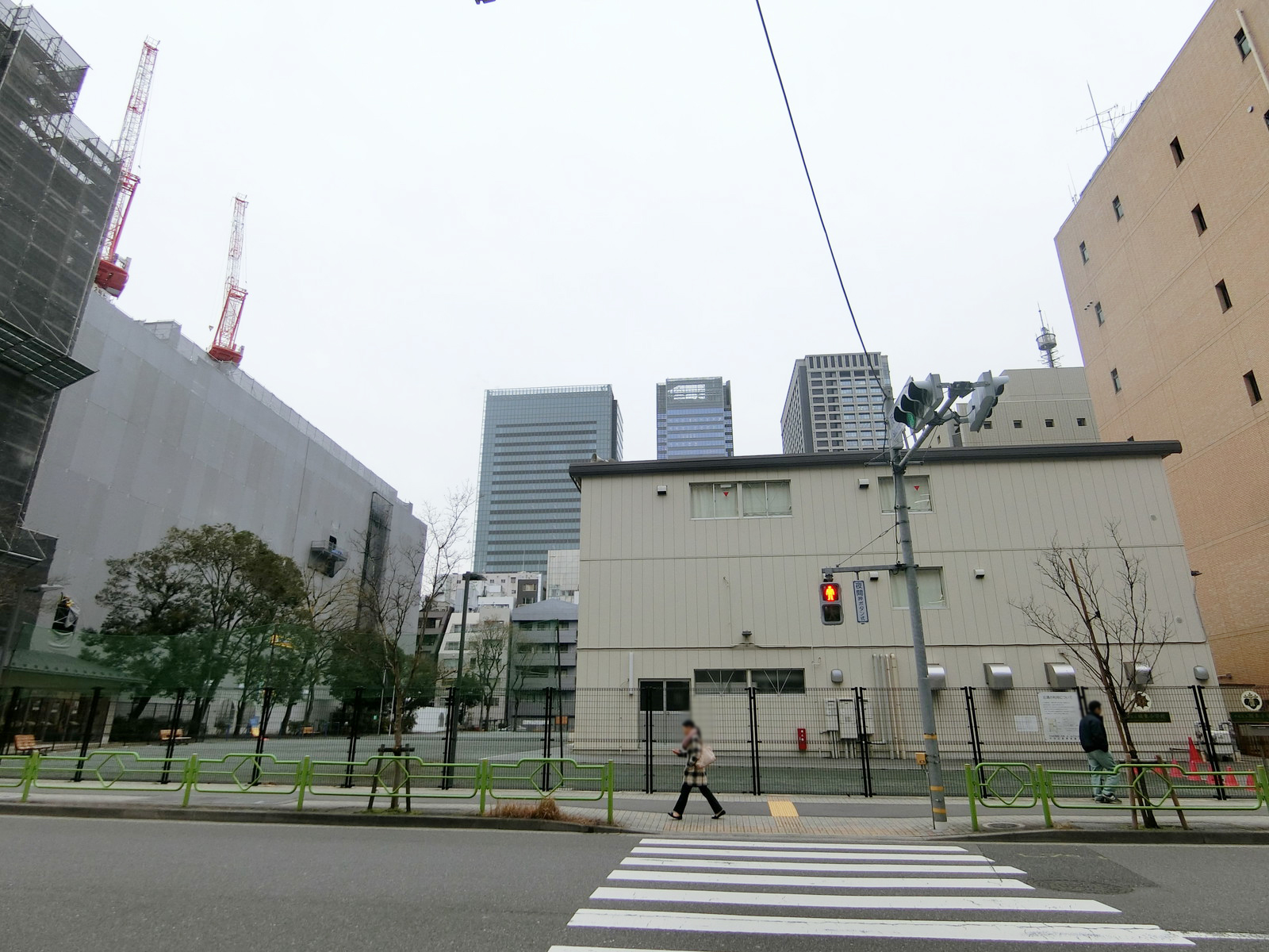 ビル前の中央区立阪本小学校