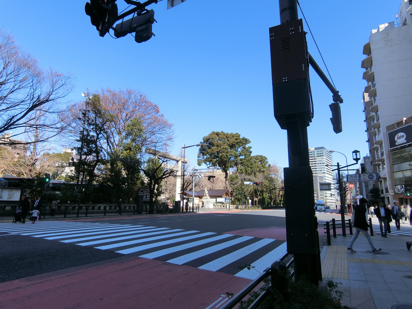 オフィスビル前面の靖国通り