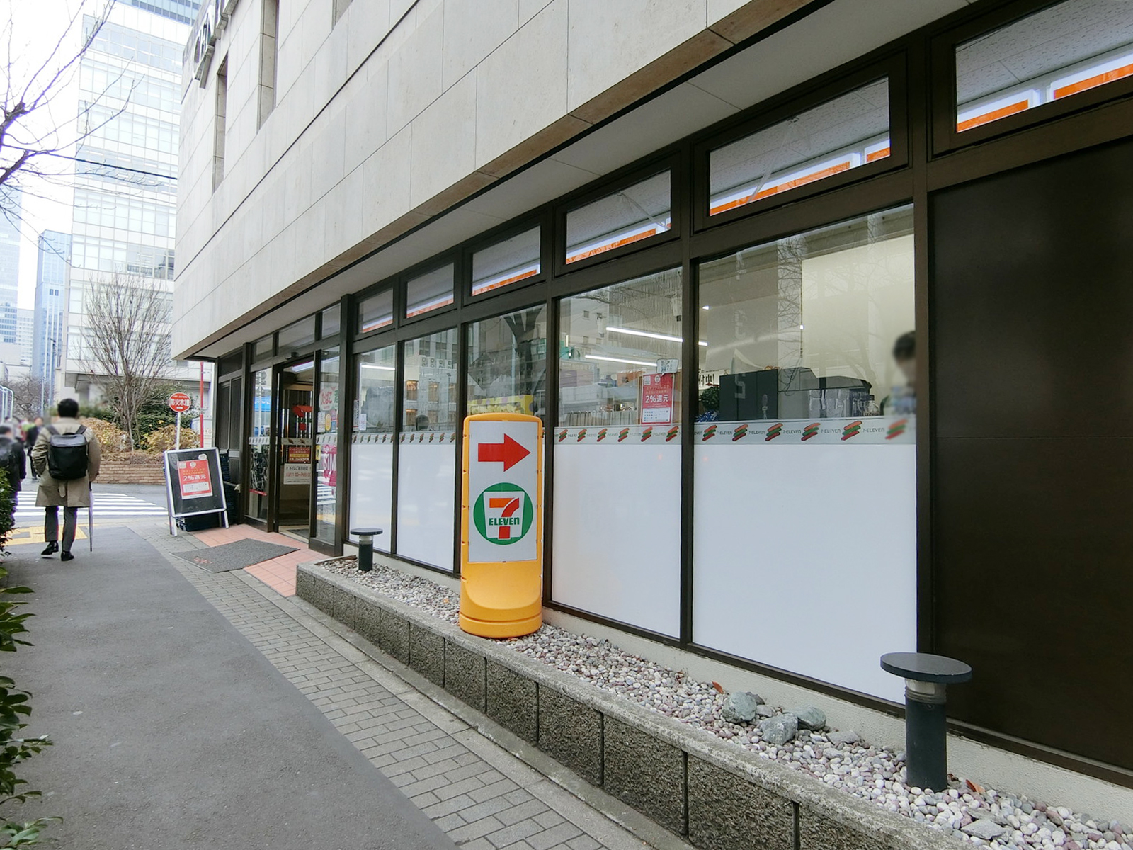 ビル前のセブンイレブン