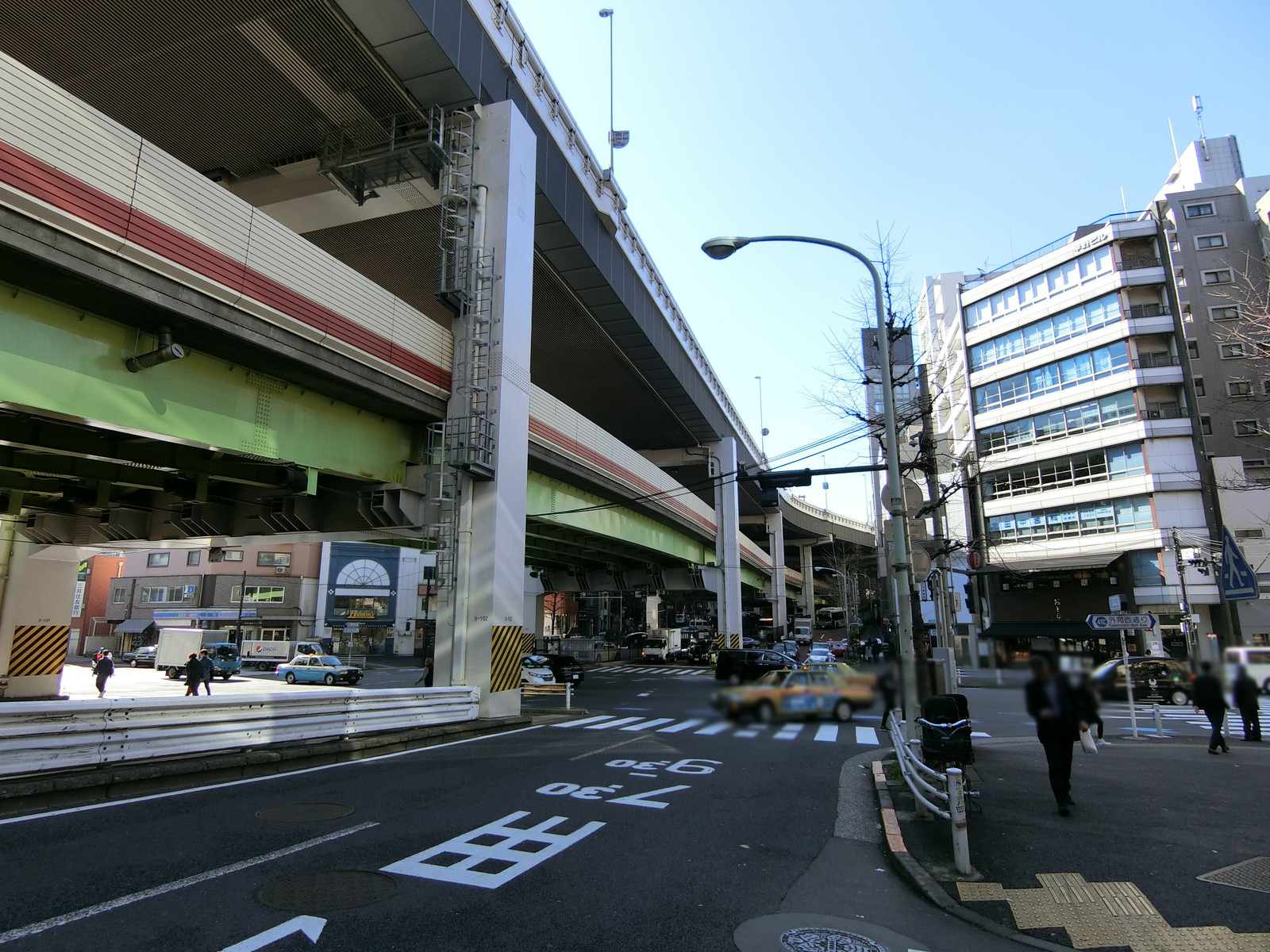 西麻布1丁目ビル前面の通り