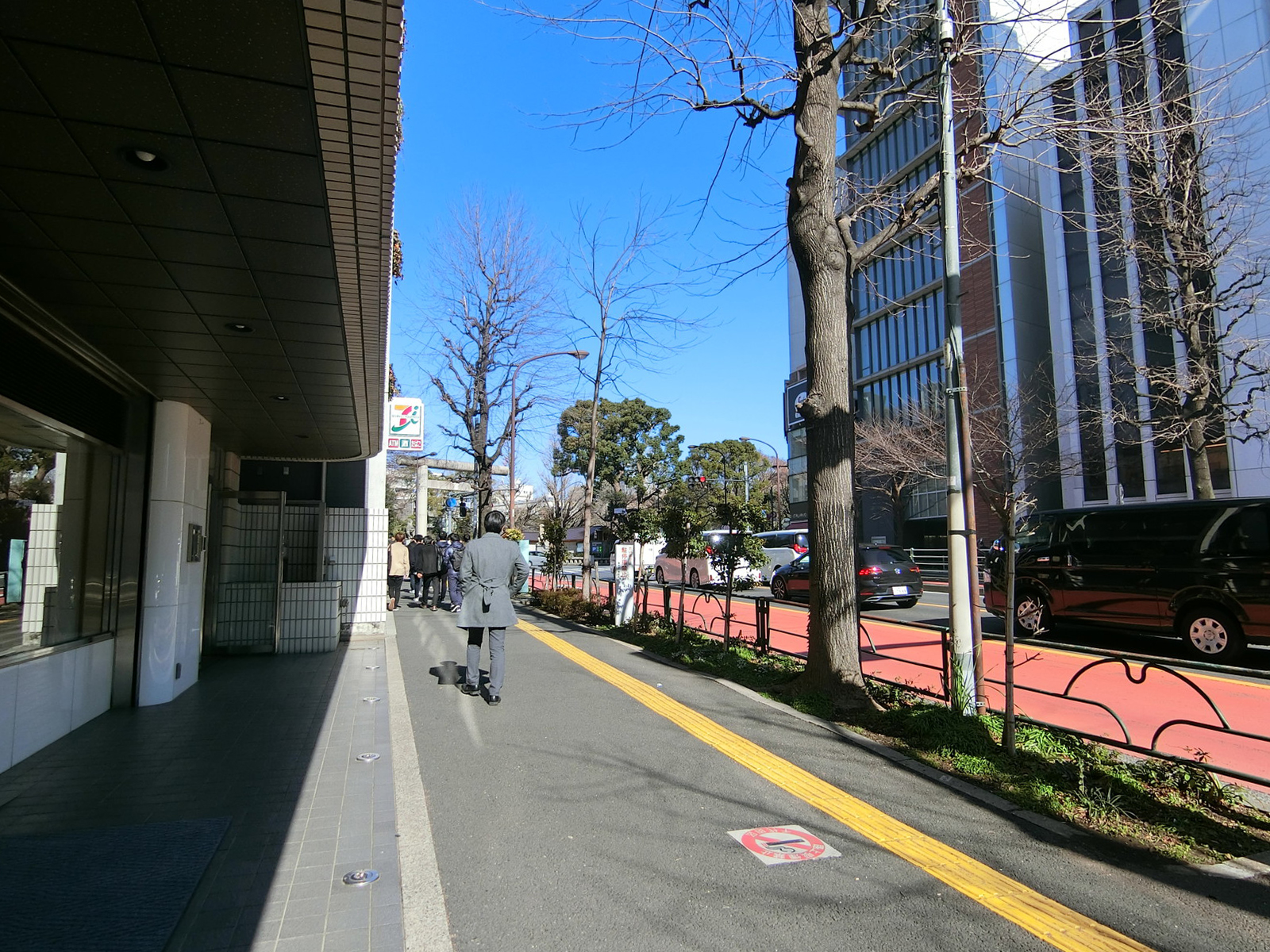 シークスビル前面の内堀通り