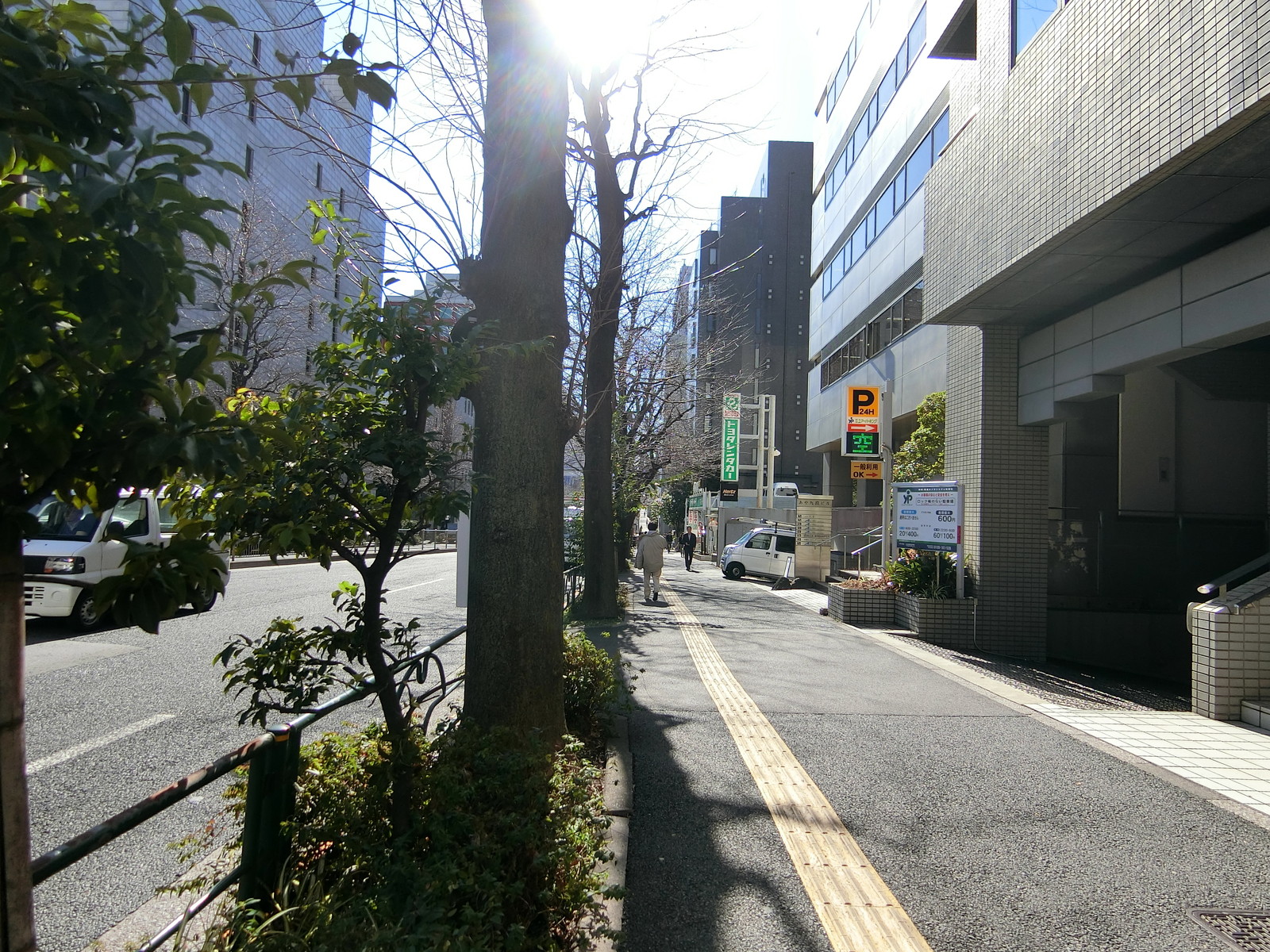 井関ビル前面の内堀通り